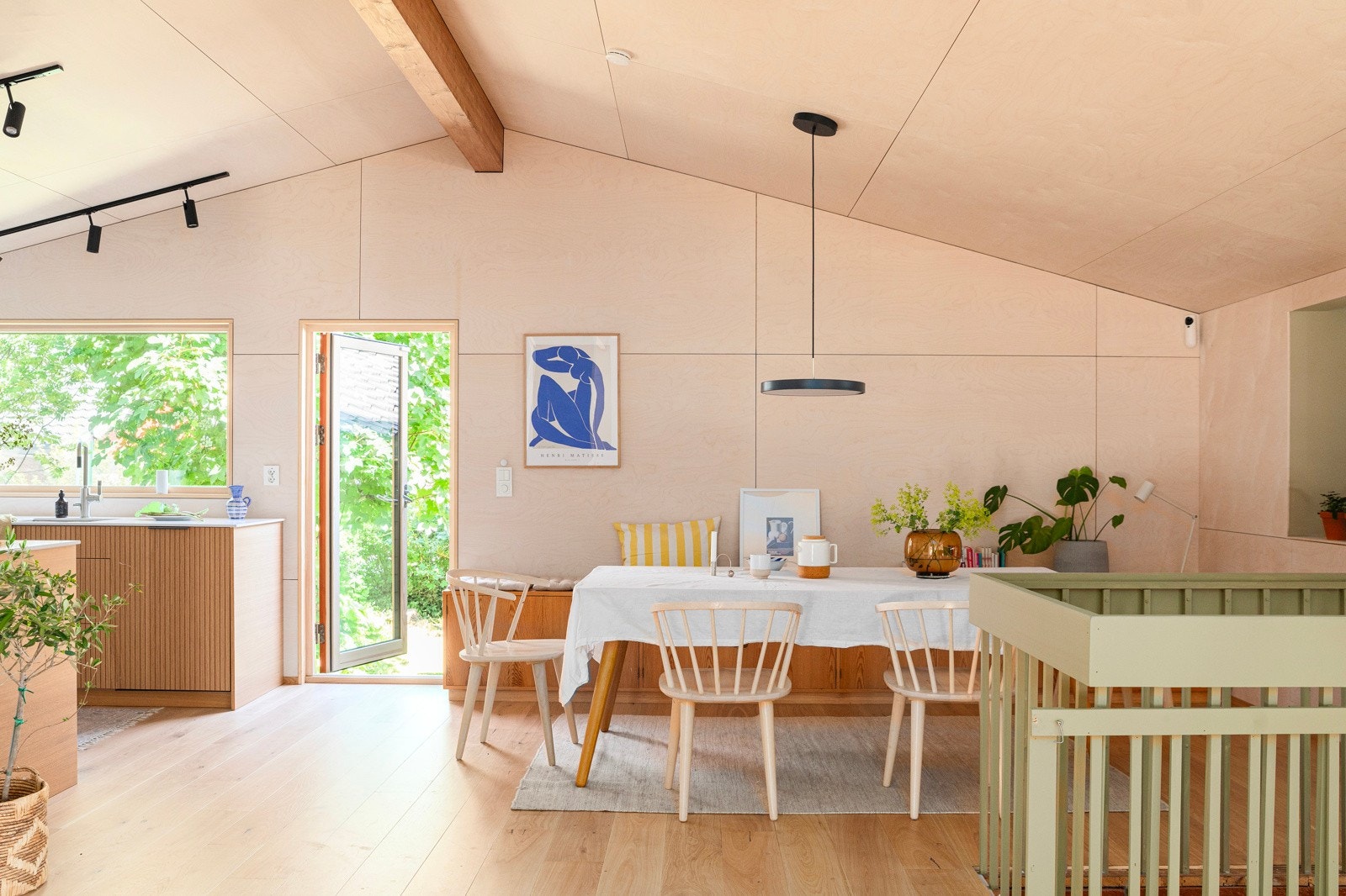 Boligen har en moderne utførelse med god takhøyde og store vindusflater. Dette skaper en gjennomgående god atmosfære. Galleribilde