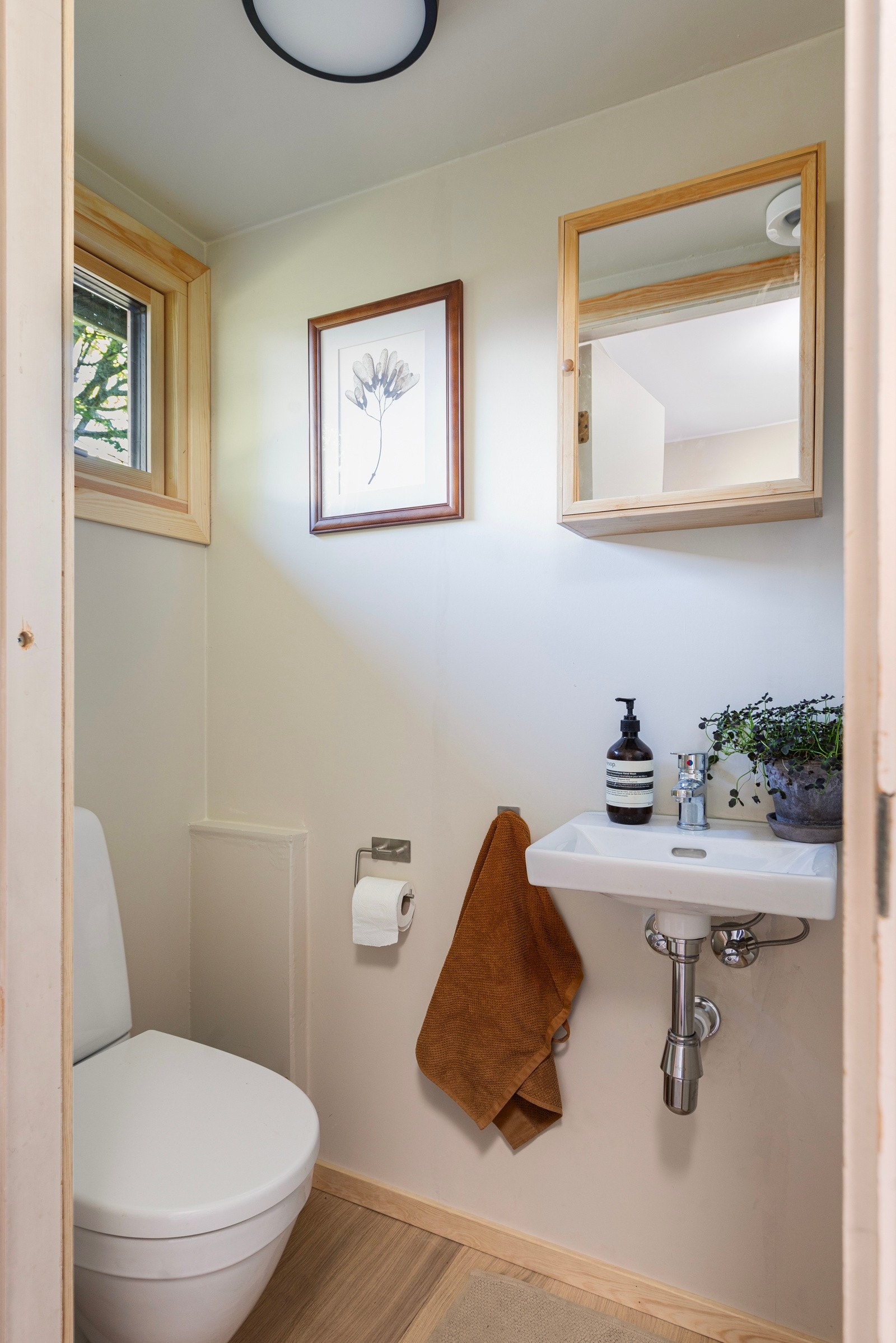 Praktisk separat toalettrom med vegghengt servant med armatur i tilknytning til entréen. Galleribilde