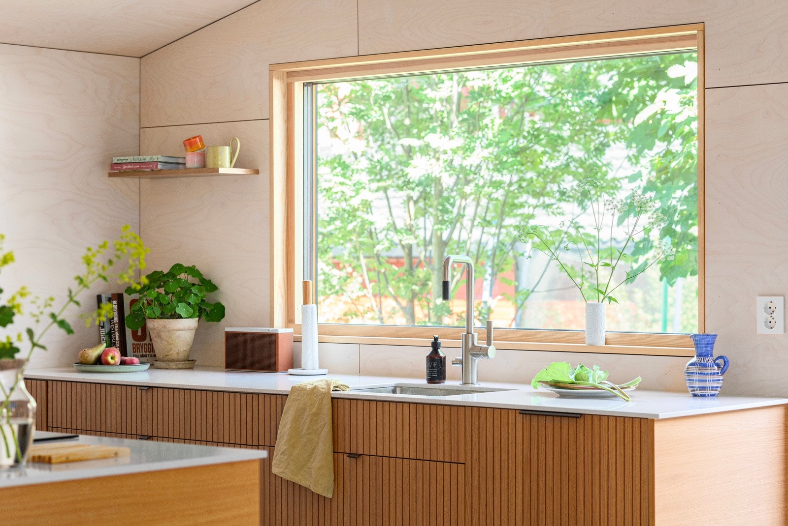 Kjøkkenet er godt utstyrt med integrert stekeovn, platetopp, oppvaskmaskin, integrert kaffemaskin direkte tilkoblet vann og kjøleskap med fryser. Galleribilde