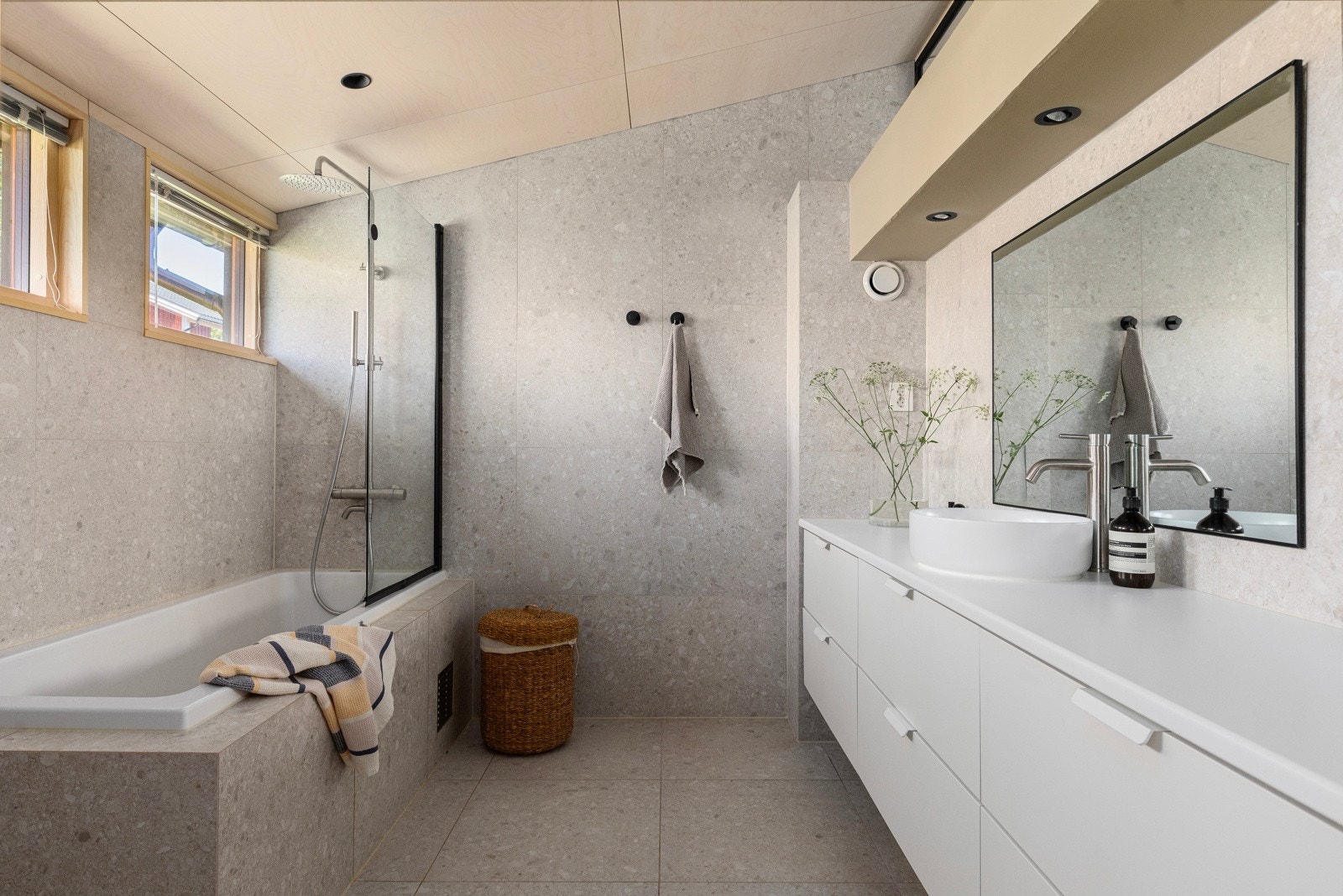 Boligen har et stilrent og moderne baderom med flere vindusflater for naturlig lysinnslipp. Galleribilde