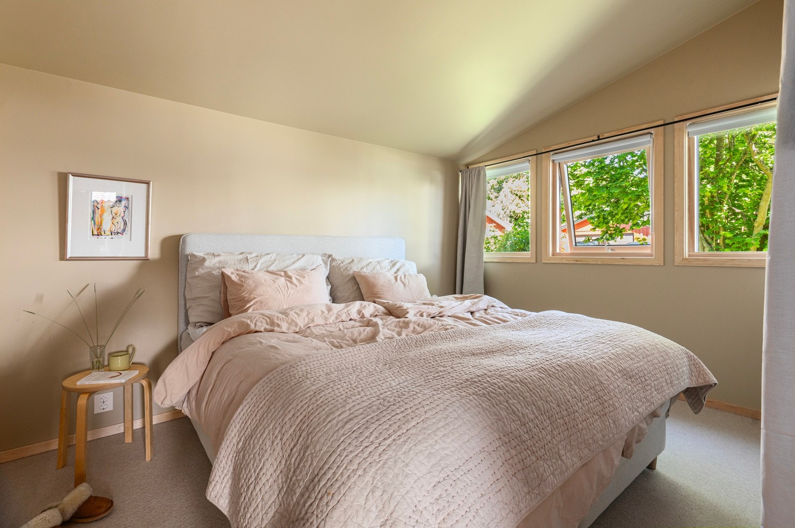 Boligen har 3 delikate soverom som enkelt kan innredes etter eiers behov og ønsker. Galleribilde