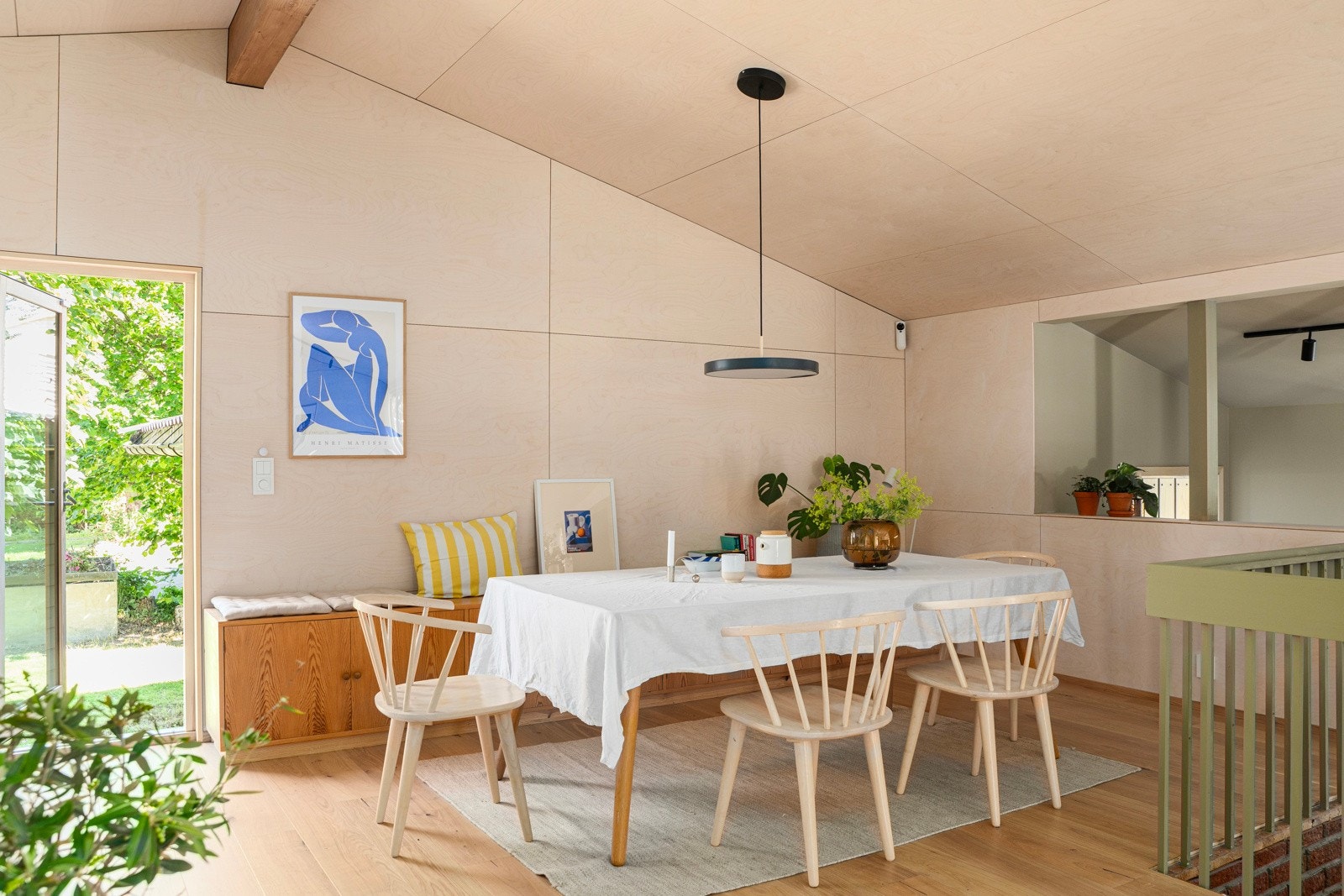 Rommets utforming skaper naturlige møbleringssoner. Galleribilde