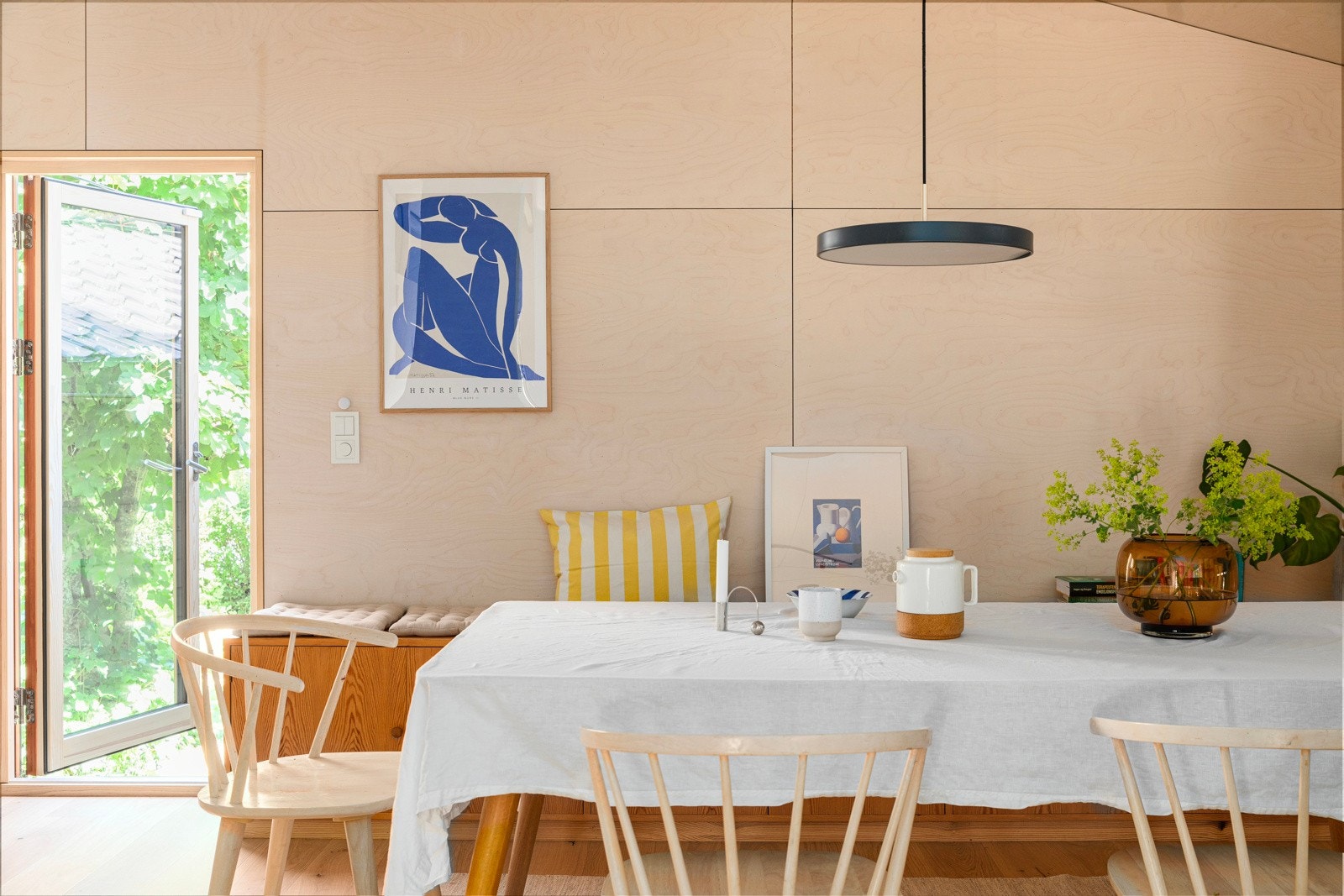 Stuen oppleves som lys og luftig. Det er god plass til en stor spisegruppe. Galleribilde