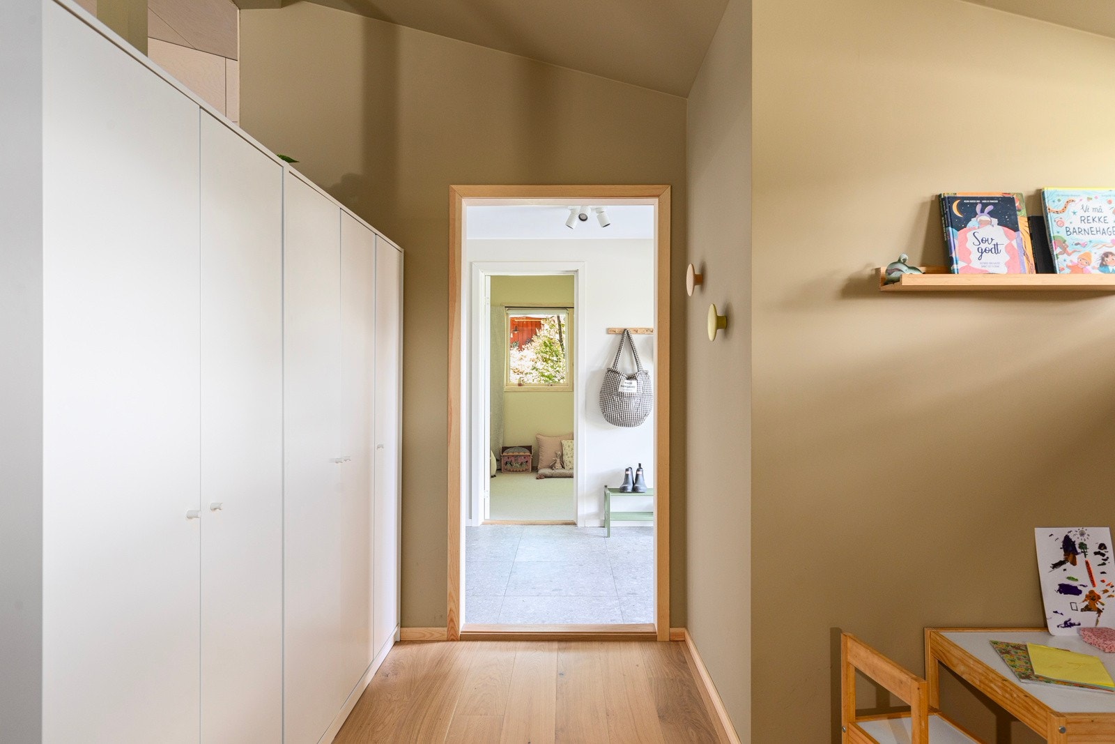 I mellom stuen og entréen finner du en gang, eller en forstue. Her er det godt med oppbevaringsplass. Galleribilde