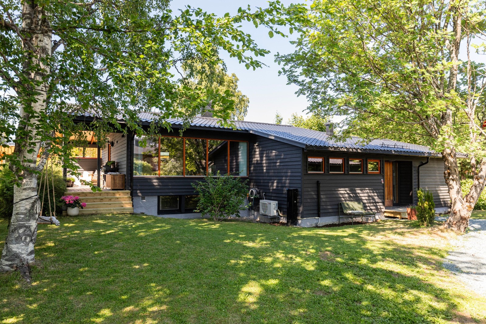 Dette er en innholdsrik enebolig i et ettertraktet og veletablert område. Galleribilde