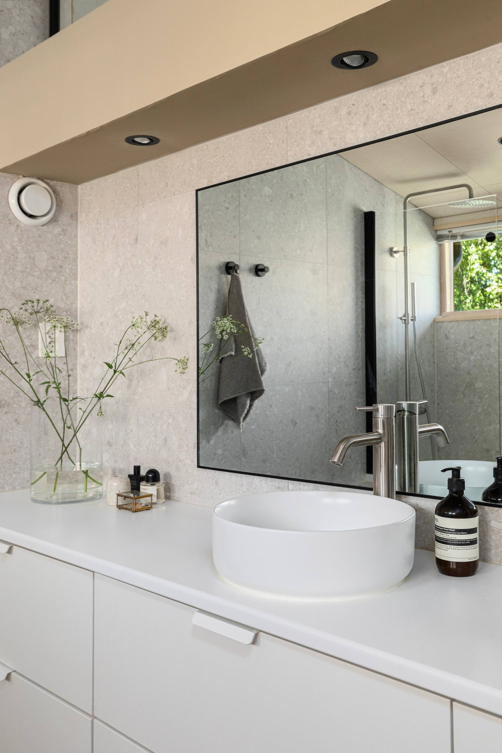 Speil med overlys og stikkontakt over servant. Galleribilde