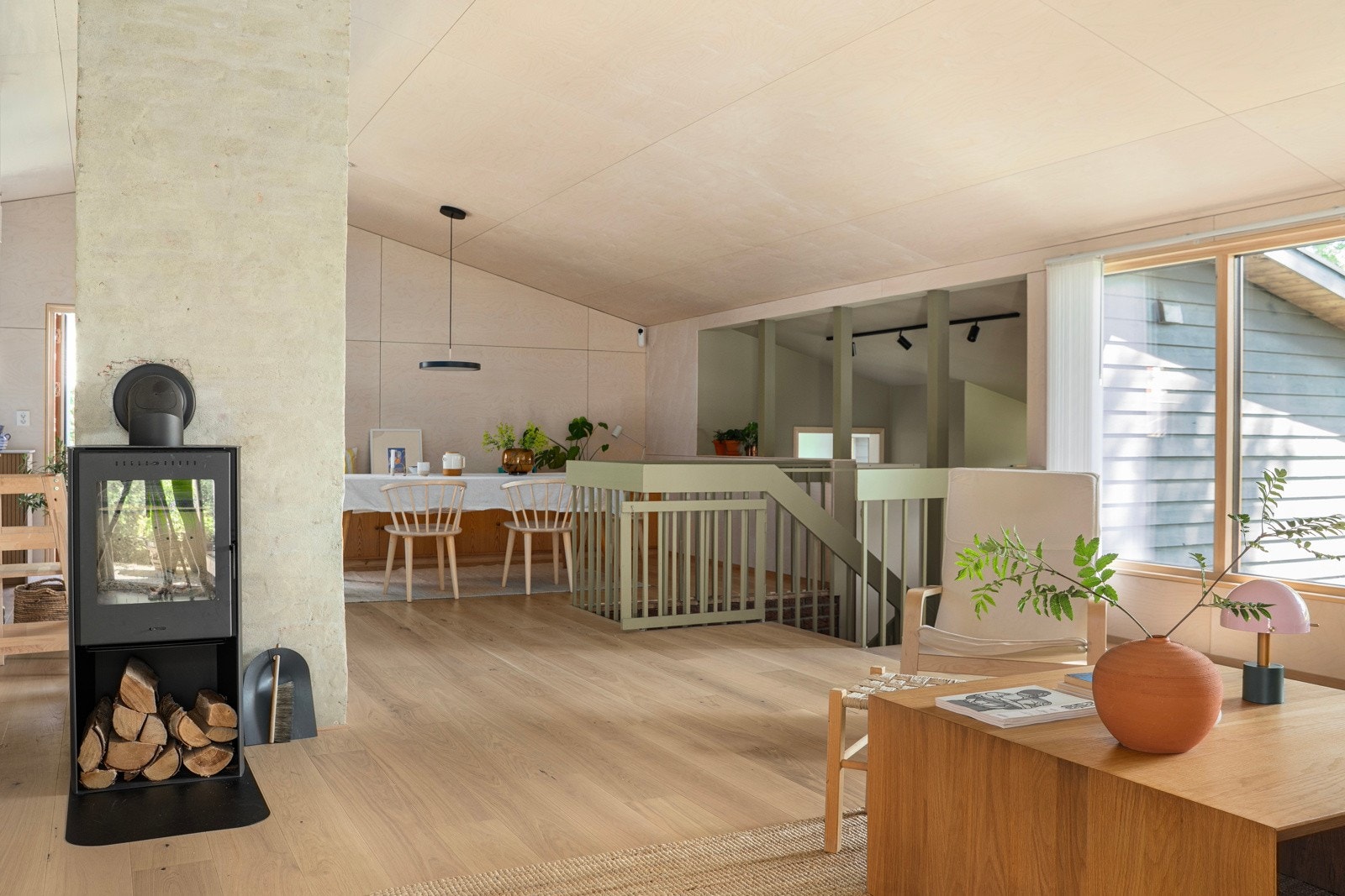 Sammen med stuen danner kjøkkenet et lekkert allrom, som gir gode muligheter for flotte selskap og hyggelige sammenkomster. Galleribilde