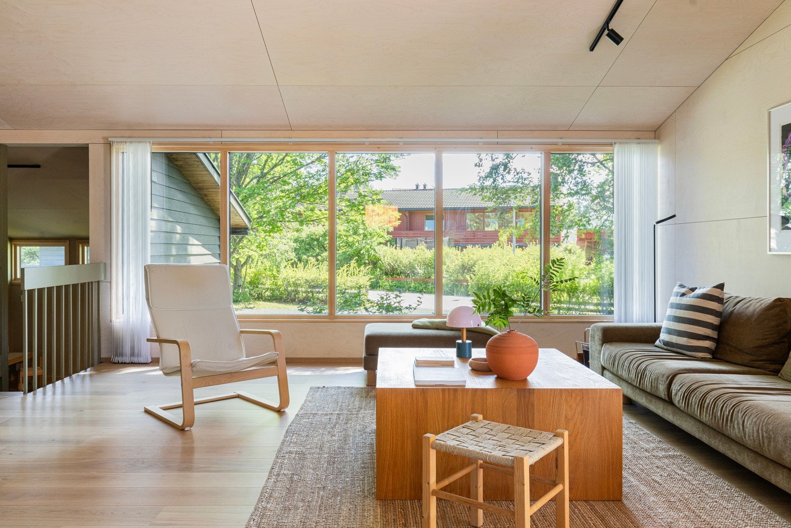 Spesialtilpasset vindu i heltre gir mye lys og følelsen av å være tett på den frodige hagen. Galleribilde