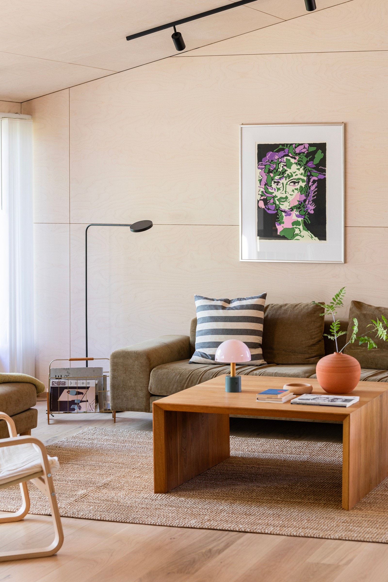 Utstrakt bruk av bjørkefinér på vegger og tak, store vindusflater og takhøyde gir rommet et unikt særpreg. Galleribilde