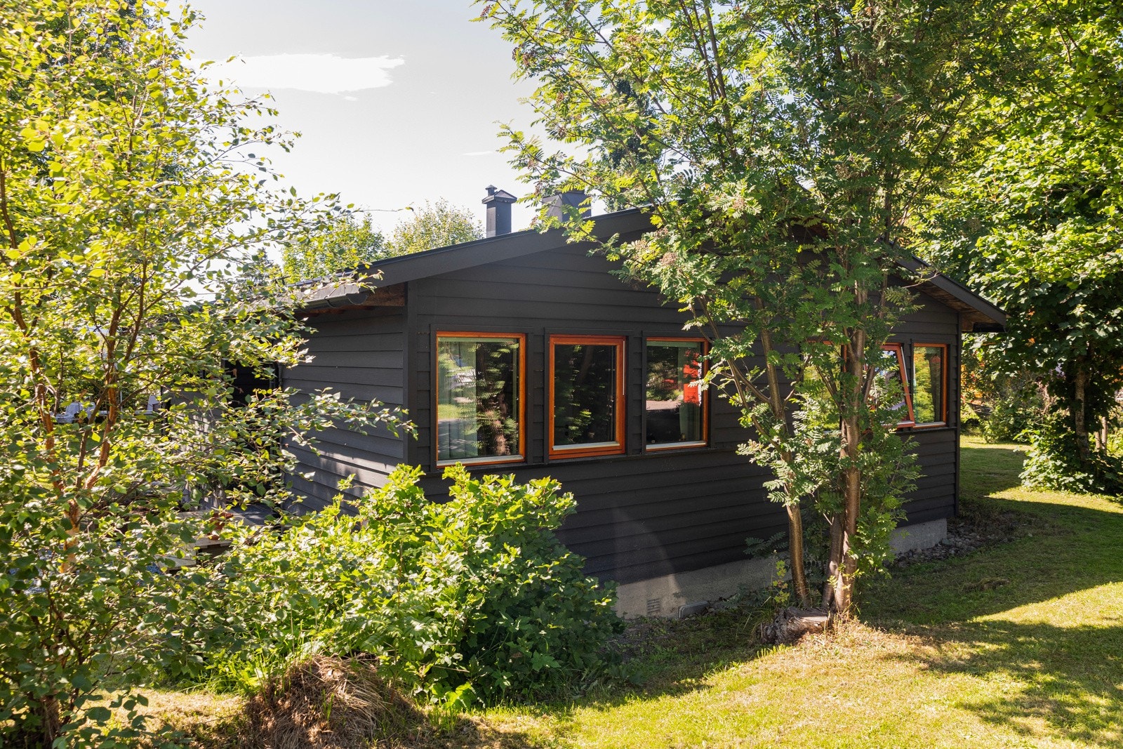 Eiendommen har en solrik og skjermet hage, hvor det er godt med plass til lek for de minste. Galleribilde