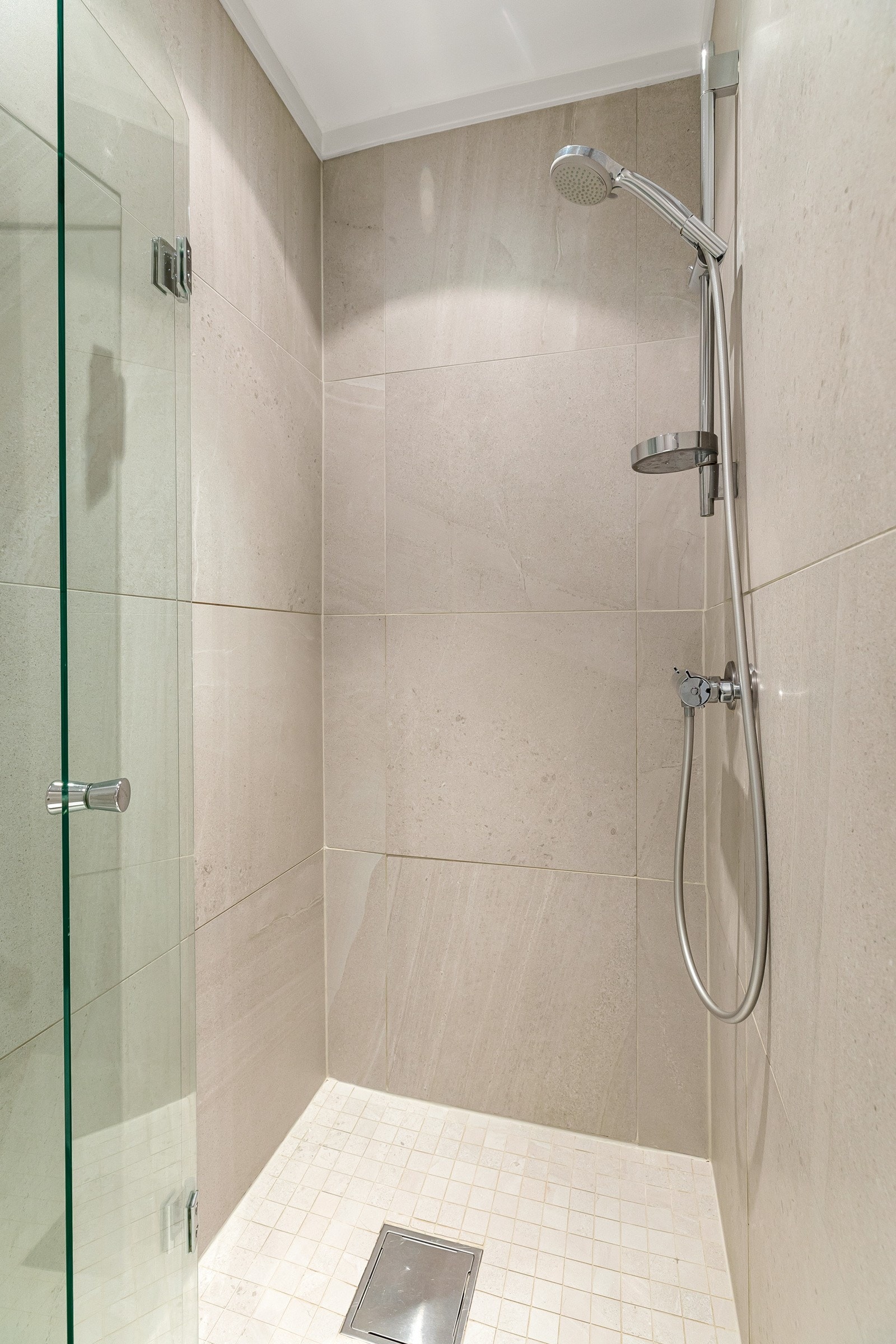 Termostatstyrt dusjbatteri i krom med hånddusj Galleribilde