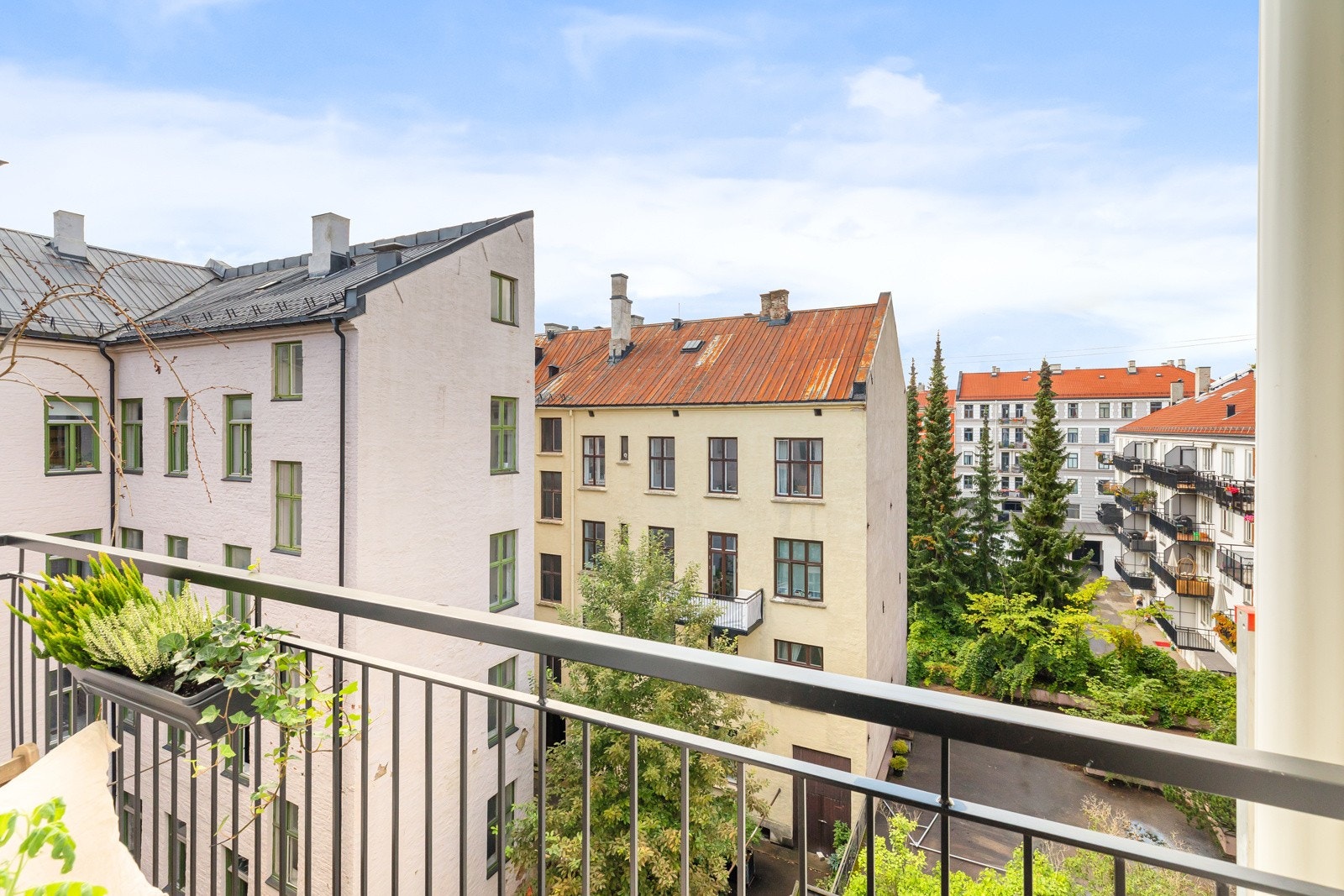 Utgang til nordvest-vendt balkong på ca. 2,7 kvm fra kjøkkenet Galleribilde