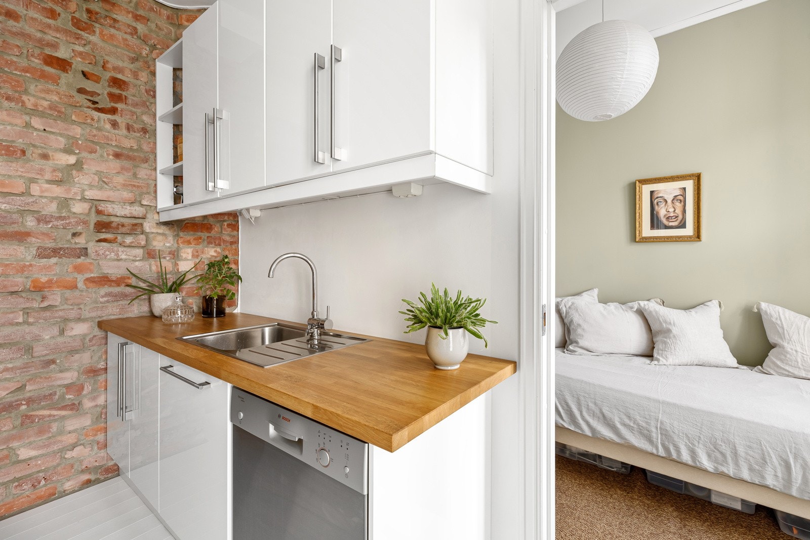 Heltre benkeplate med nedfelt stålkum og ett-greps armatur i krom Galleribilde