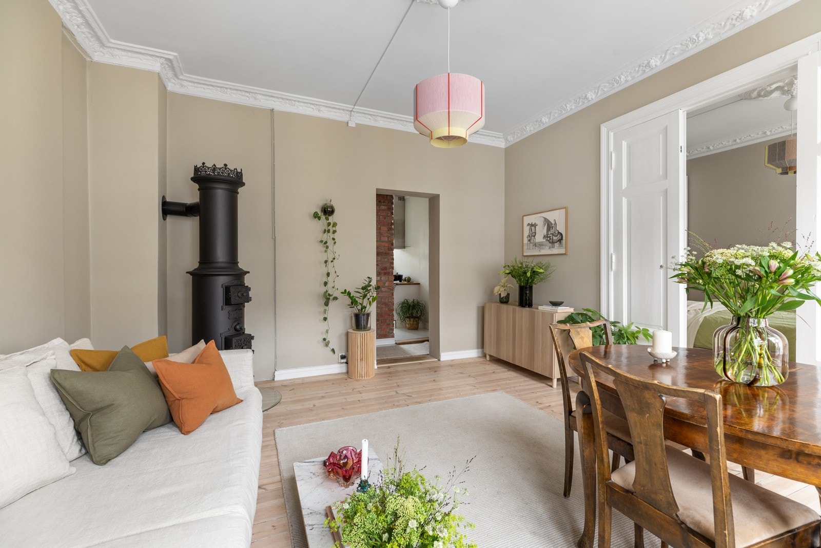 Her har vi gleden av å presentere en rålekker, gjennomgående 3-roms oppusset selveierleilighet med klassisk stue Galleribilde