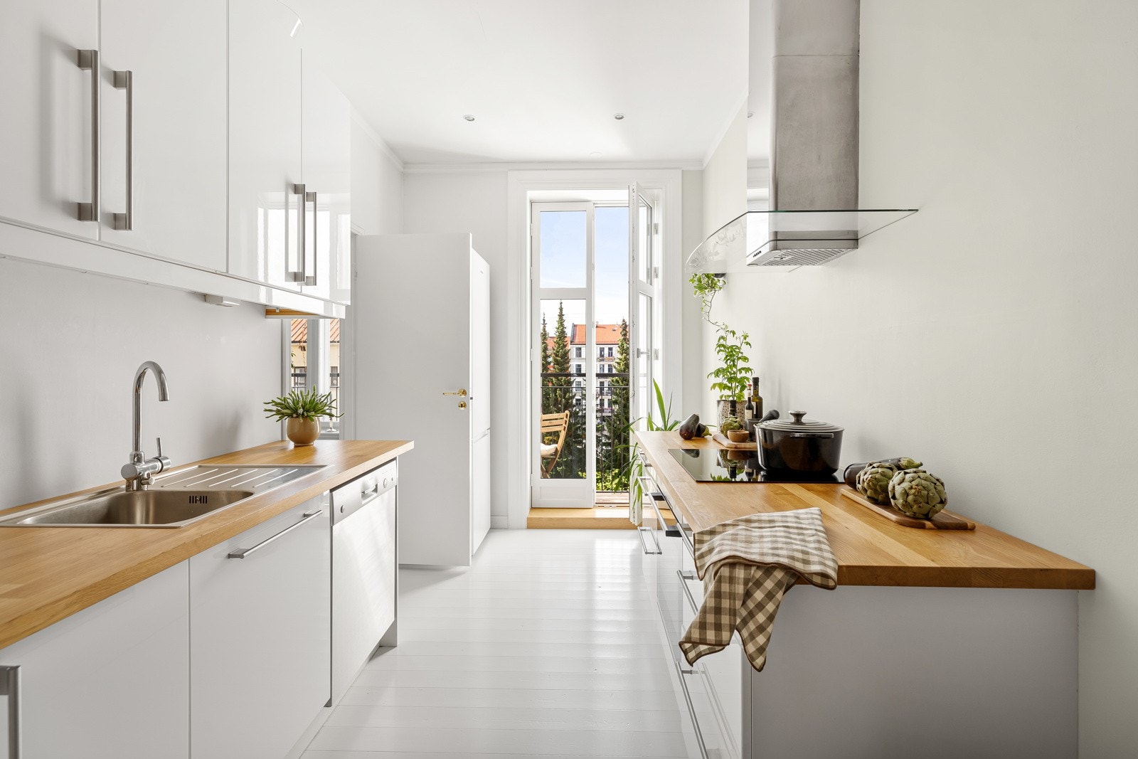 Kjøkkenet er lyst og moderne med stilren innredning. Rikelig med skap- og benkeplass. Galleribilde