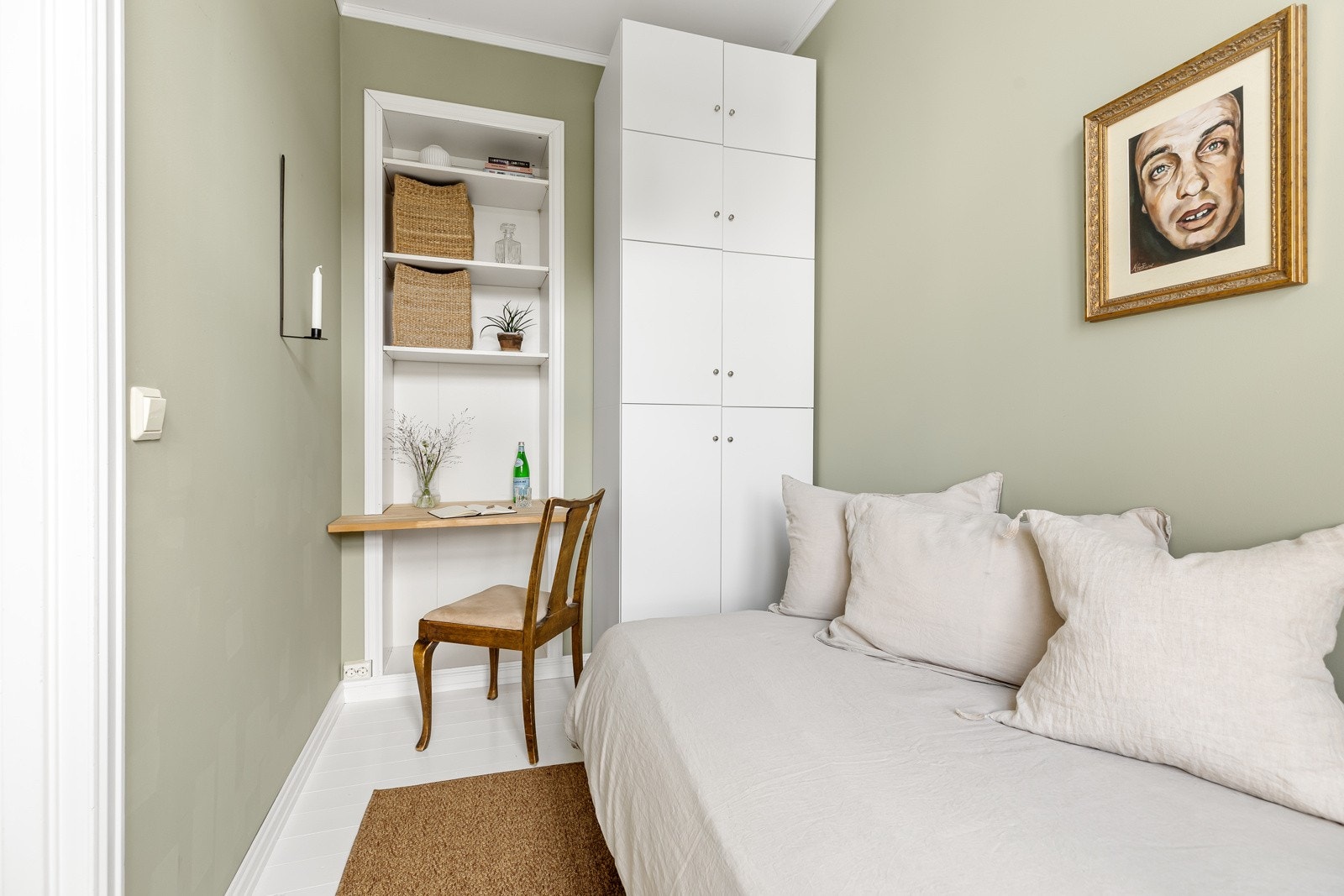 Soverom II har plass til enkeltseng og noe garderobe. Her har man i tillegg en liten innebygget kontorpult med hyller. Galleribilde