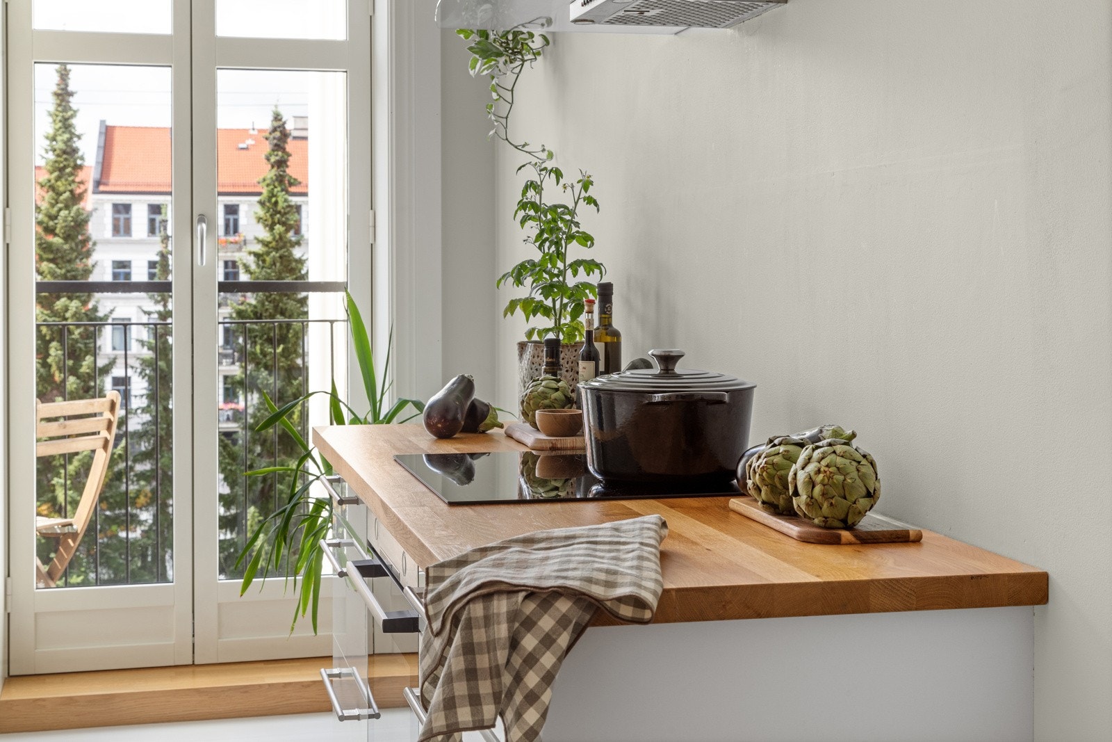 Veggmontert kjøkkenavtrekk tilkoblet avtrekksjakt Galleribilde