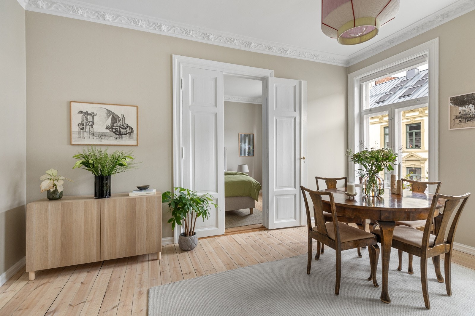 Historiske fløydører i full høyde skiller stue og hovedsoverom Galleribilde