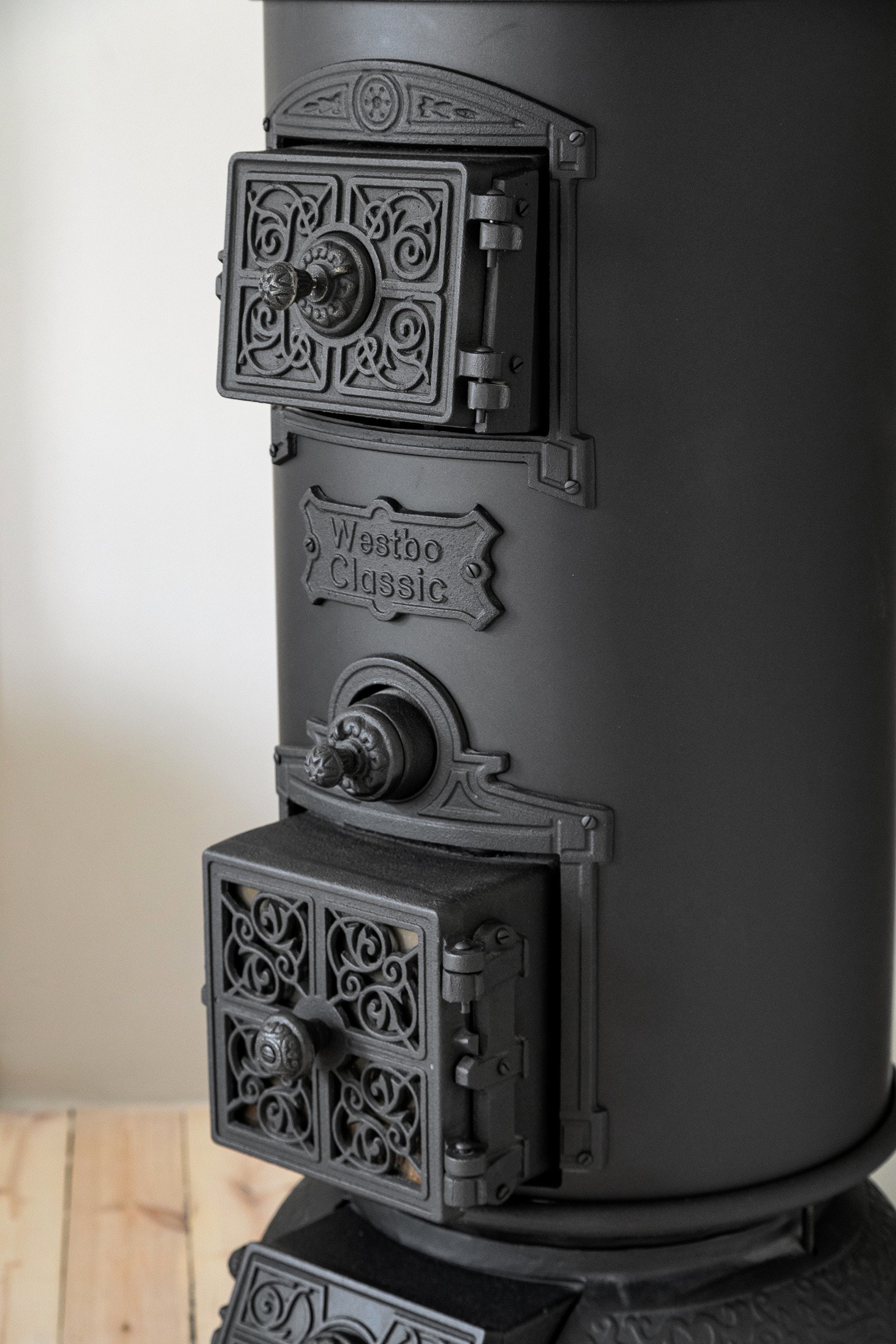 Påkostet rentbrennende støpejernsovn i klassisk stil fra Westbo Galleribilde