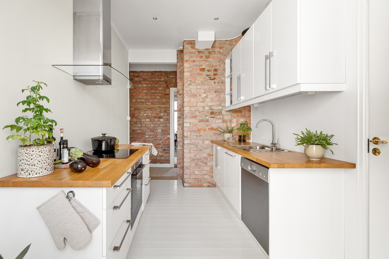 Innredningen har slette fronter, stålhåndtak og benkebelysning Galleribilde