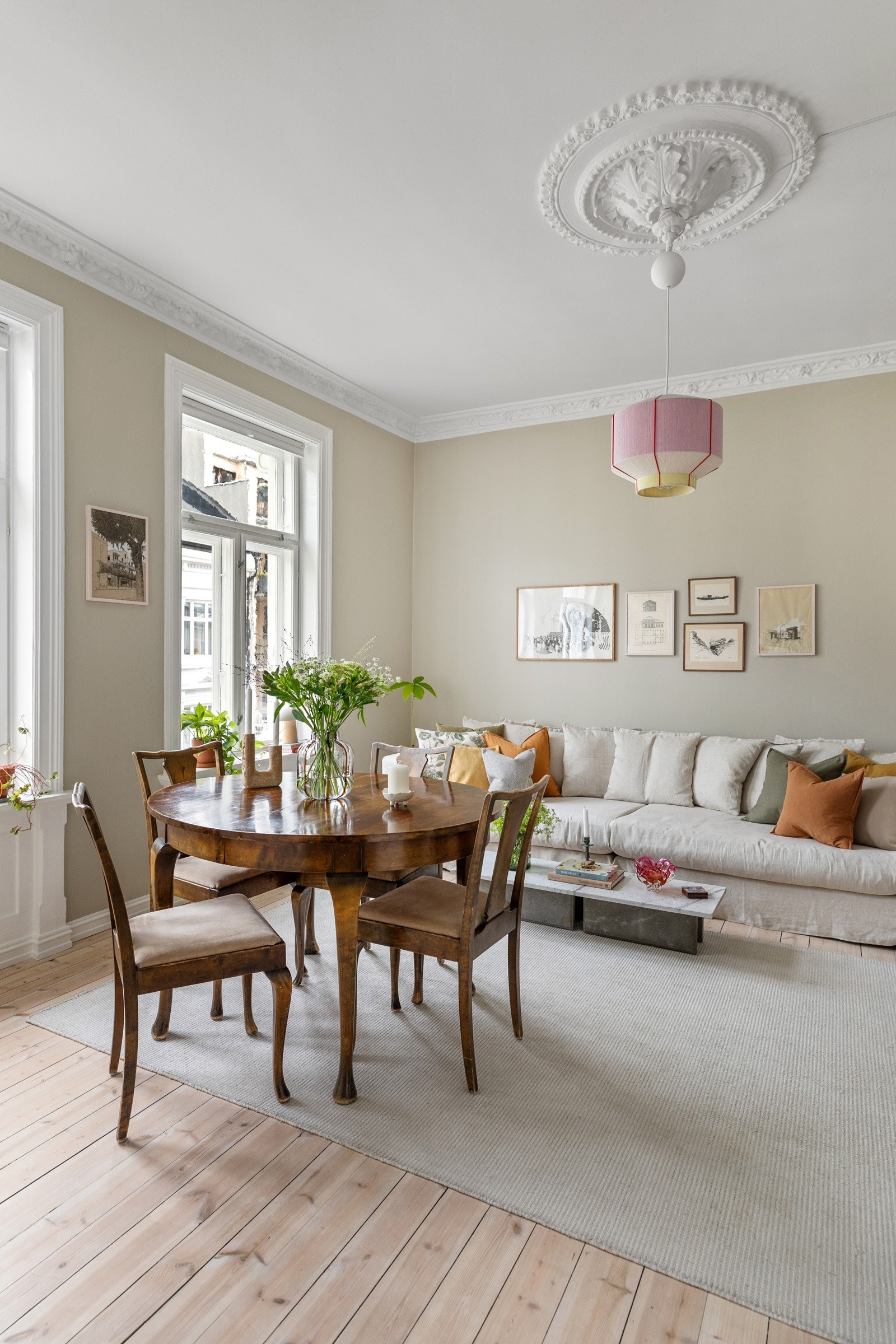 En svært lys og tiltalende leilighet med store vindusflater og svært god takhøyde bidrar til godt med naturlig lys i samtlige rom Galleribilde