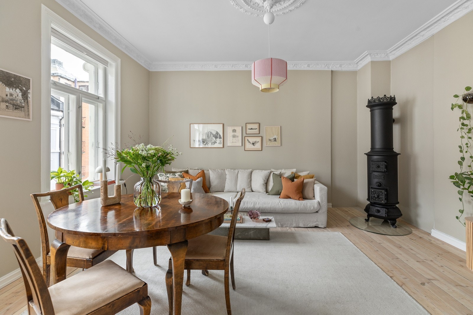 Nydelig stukkatur og rosett i himling Galleribilde