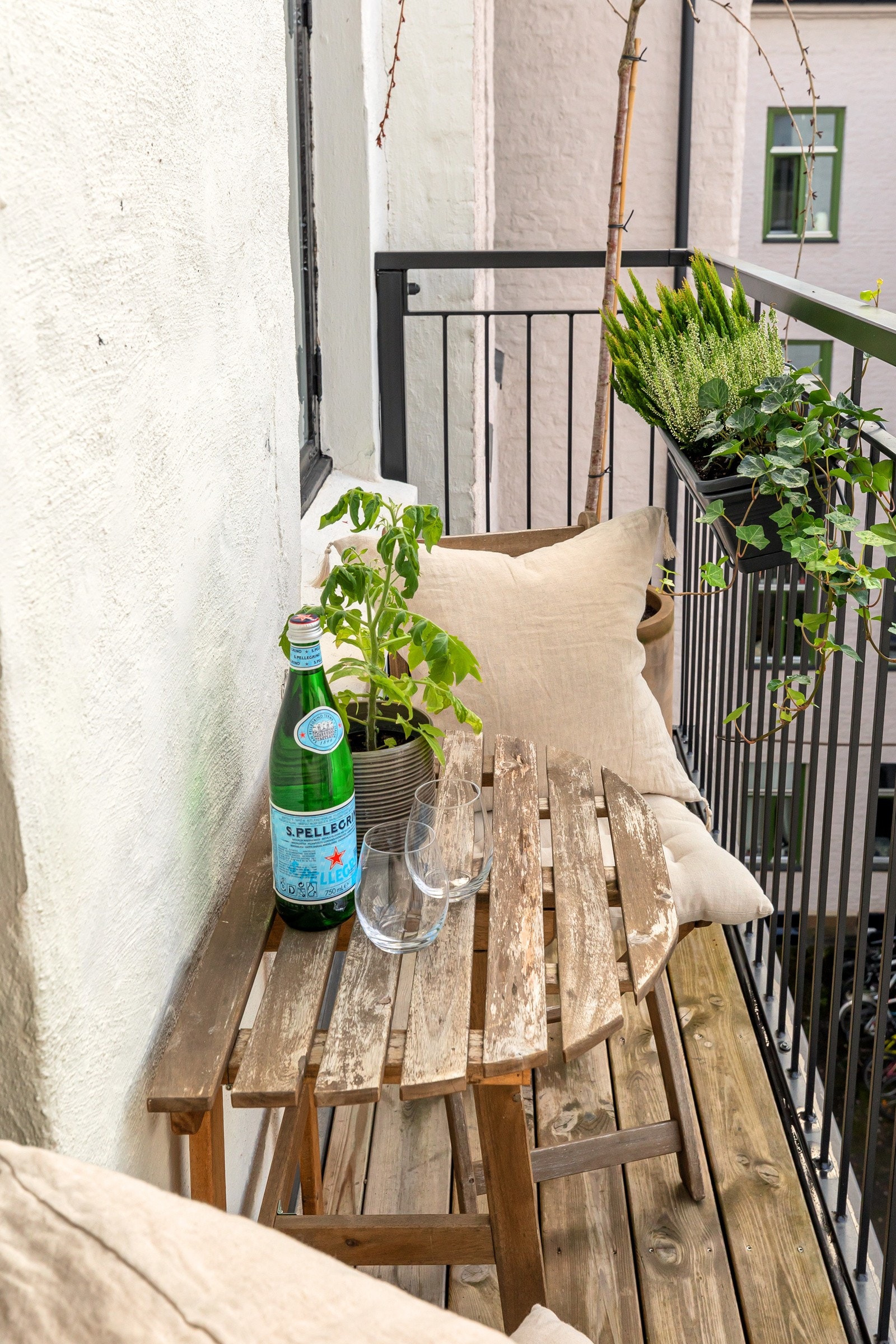 Her kan du nyte late dager med fritt og frodig utsyn. Sol på balkong fra ca. 15.00 - 21.30 (sommertid) Galleribilde