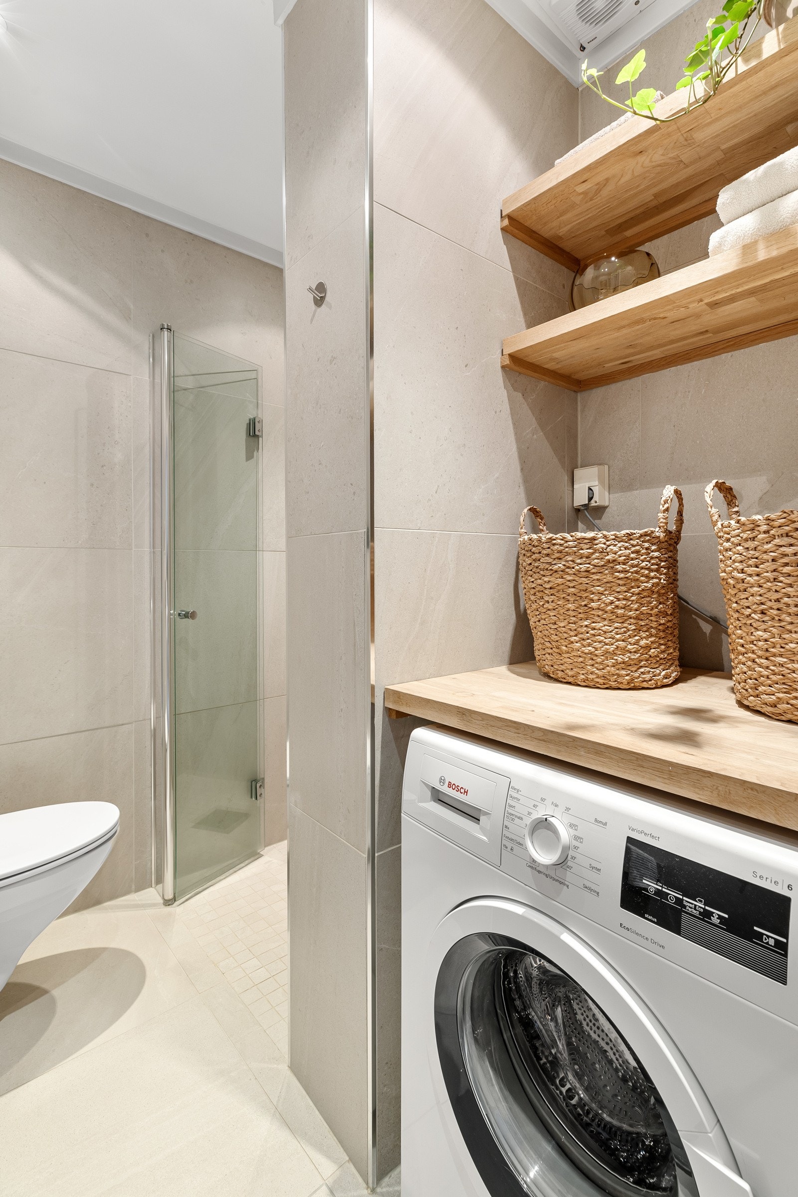 Det er foretatt fuktmåling fra tilstøtende rom, uten å påvise unormale forhold Galleribilde