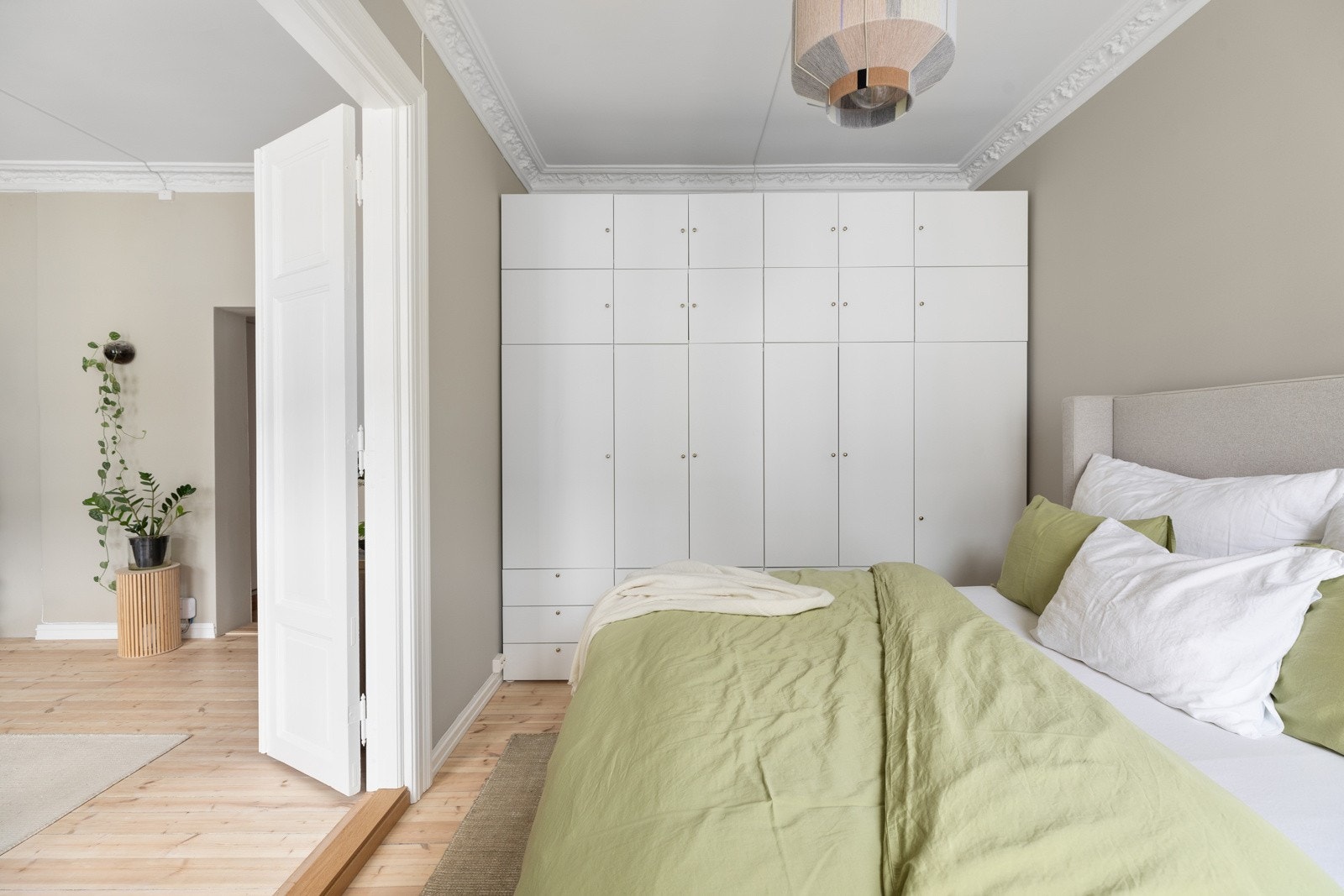 Soverommet har romslig garderobeløsning Galleribilde