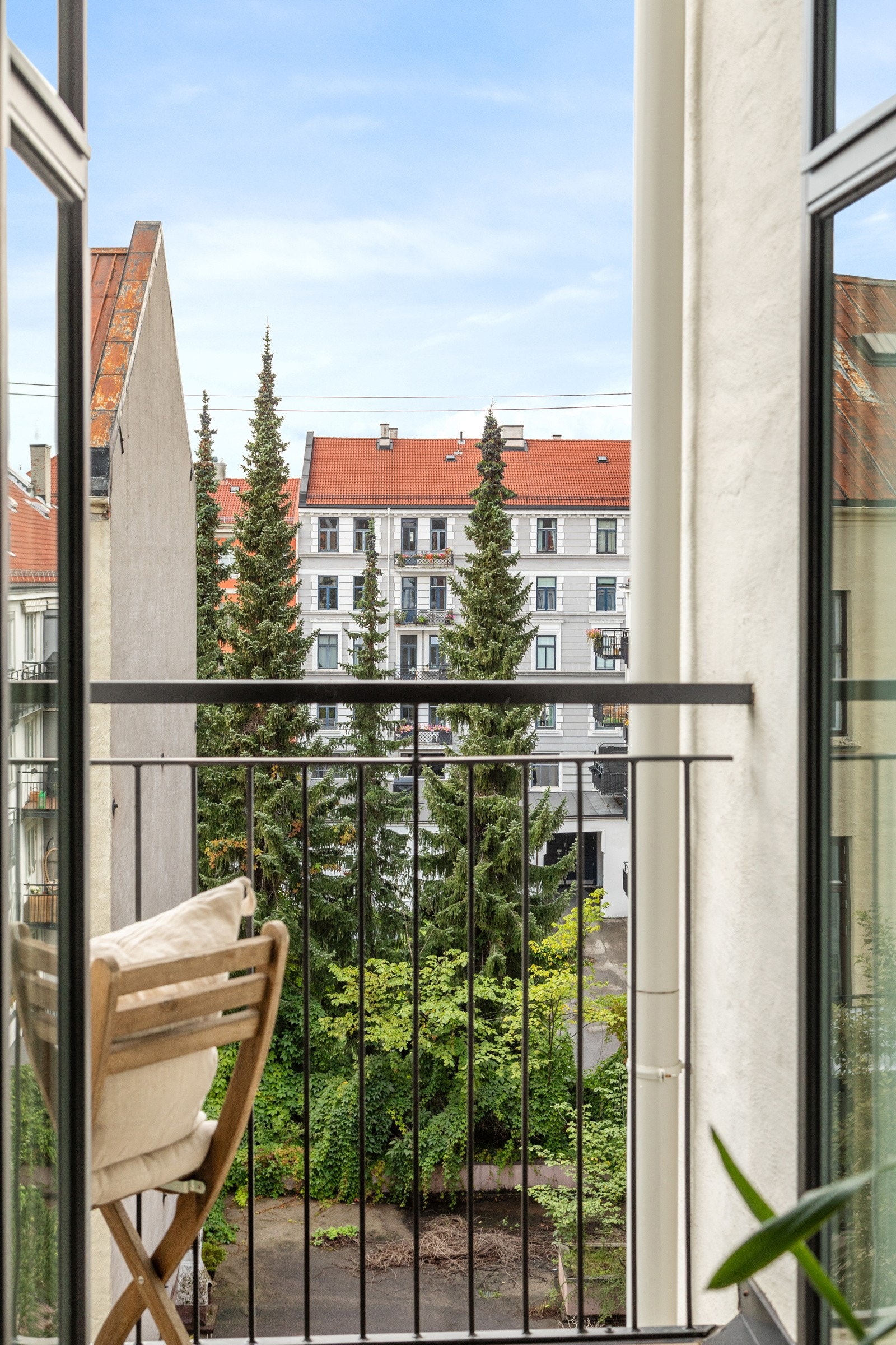 Direkte utgang til en fantastisk flott og solrik balkong med plass til hyggelig utegruppe Galleribilde