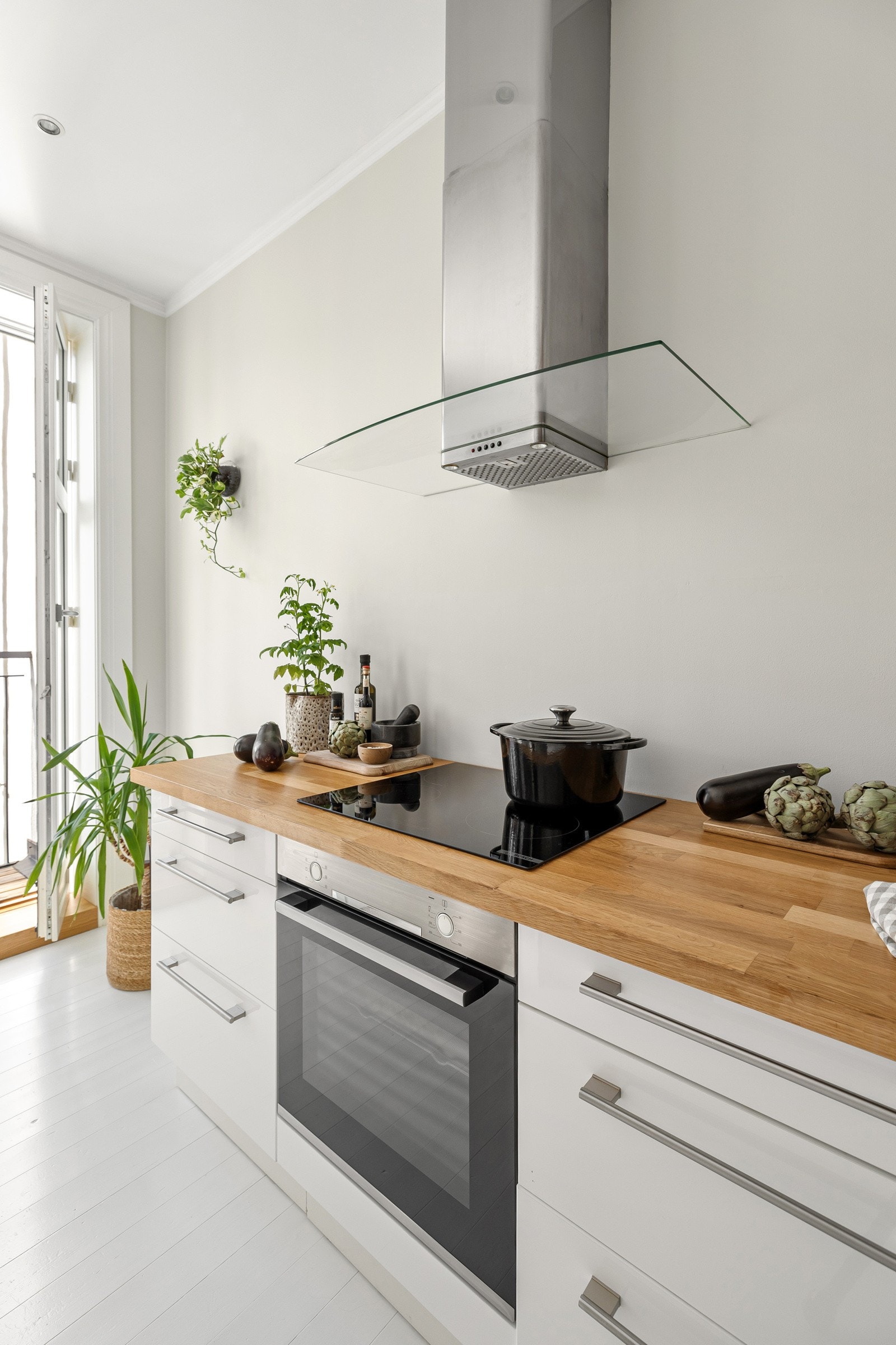 Integrerte hvitevarer fra Bosch som oppvaskmaskin, stekeovn og platetopp. Veggmontert avtrekksvifte fra Ikea/Whirlpool samt opplegg for frittstående kjøl/frys. Galleribilde