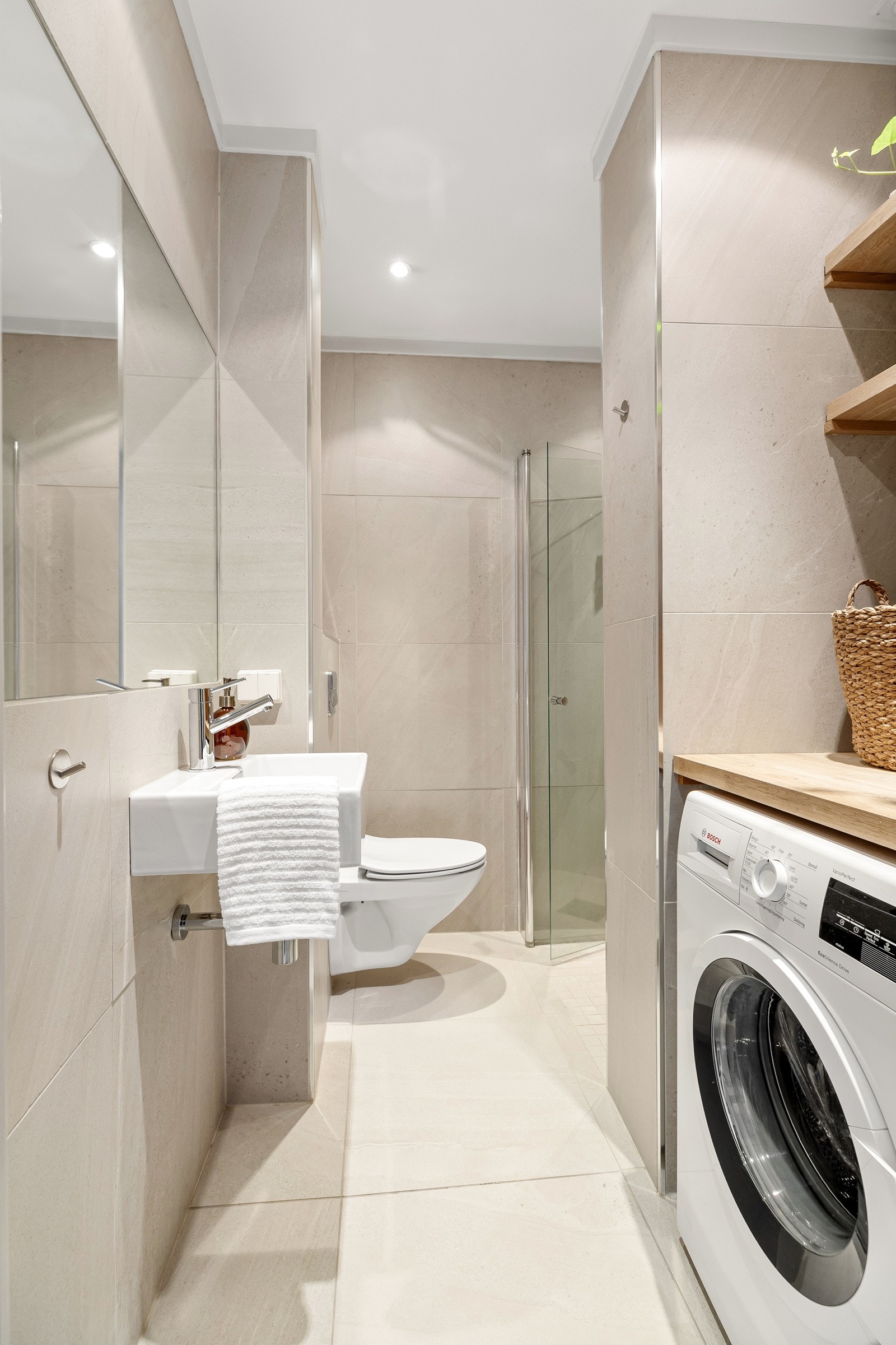 Stilrent og moderne baderom oppgradert i 2008 med nøytrale farge- og materialvalg Galleribilde