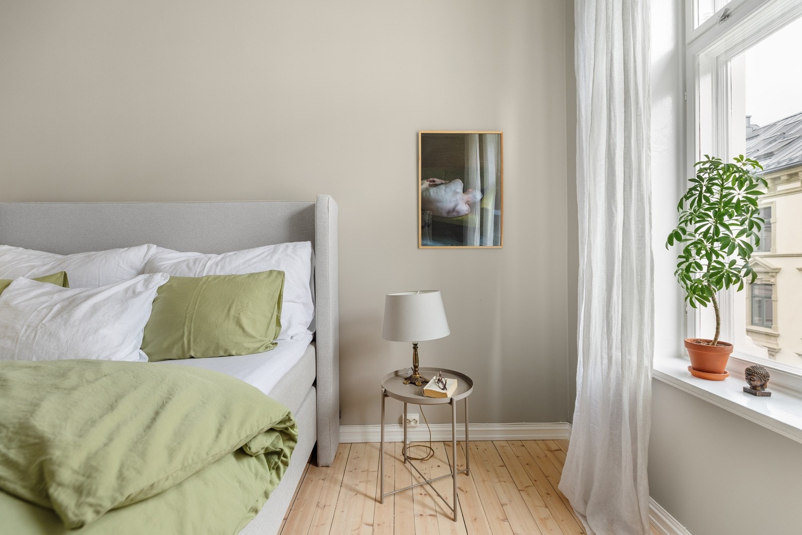 Gulvet er strippet ned til originalt gulv, slipt, hvitnet og lakket på både stue og hovedsoverom Galleribilde