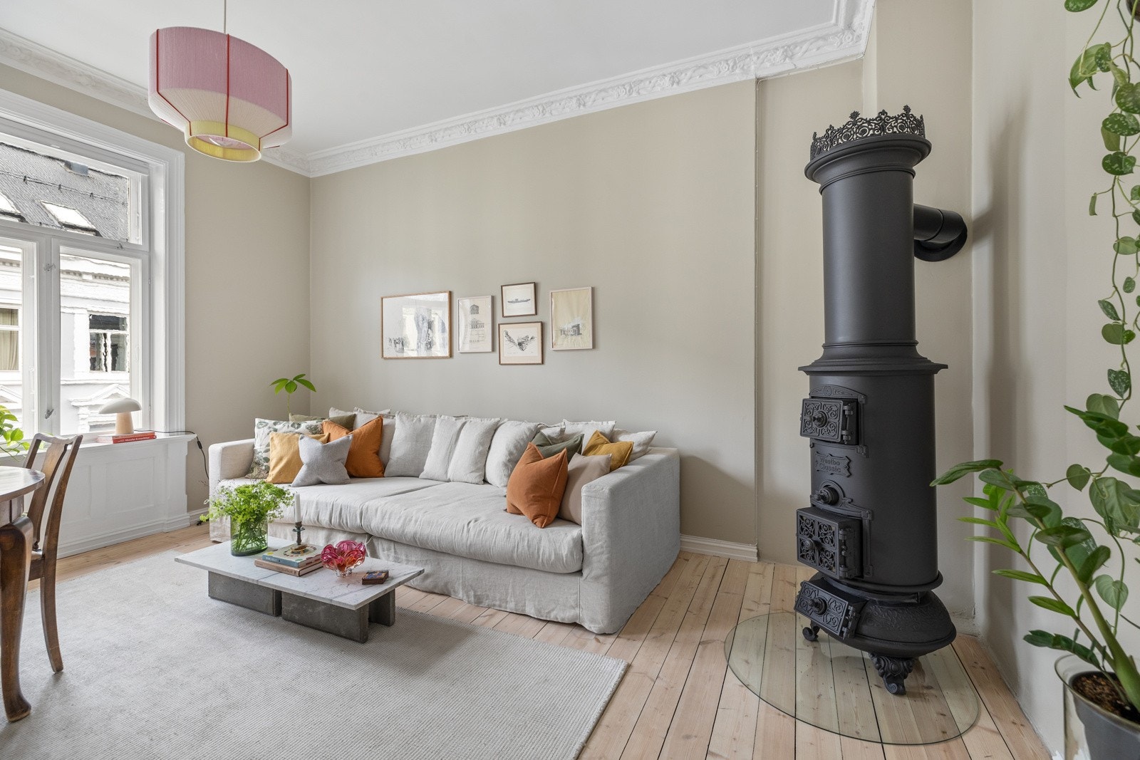 Leiligheten har en lys og luftig stue med klassiske detaljer Galleribilde