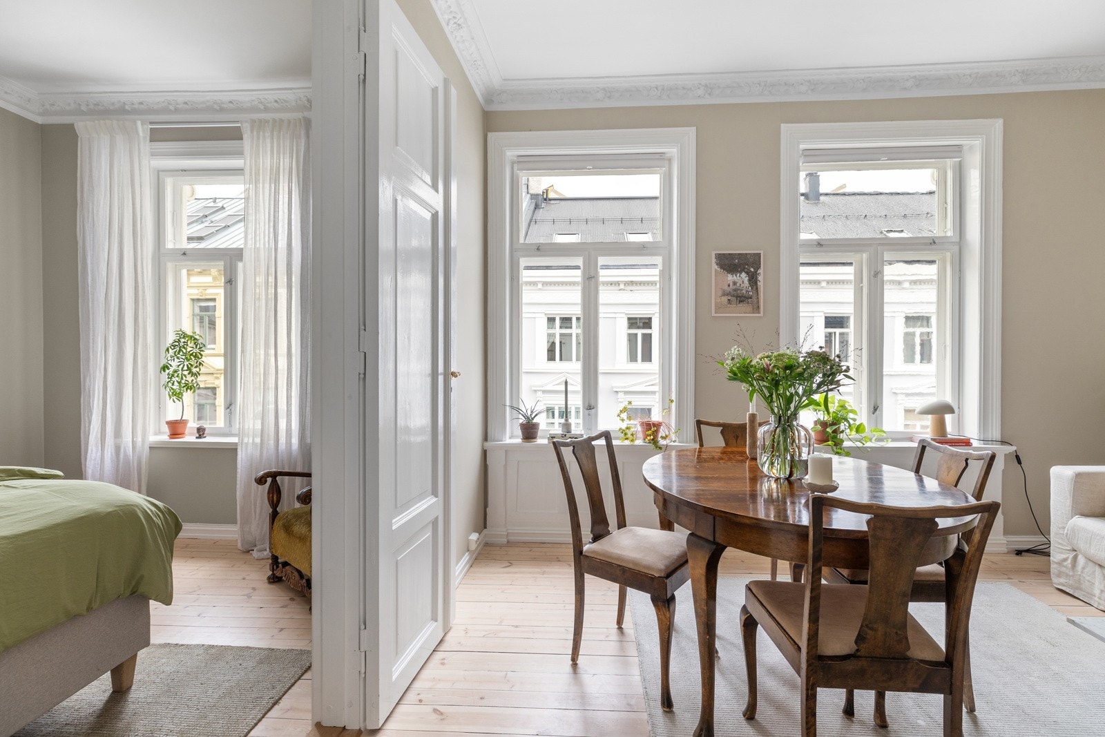 Store vindusflater på rekke i kombinasjon med svært god takhøyde bidrar til godt med naturlig lys Galleribilde