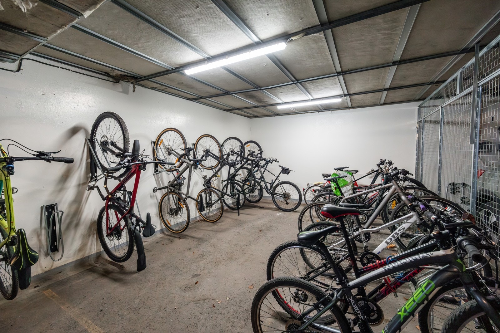 Felles sykkelparkering i garasjen. Galleribilde