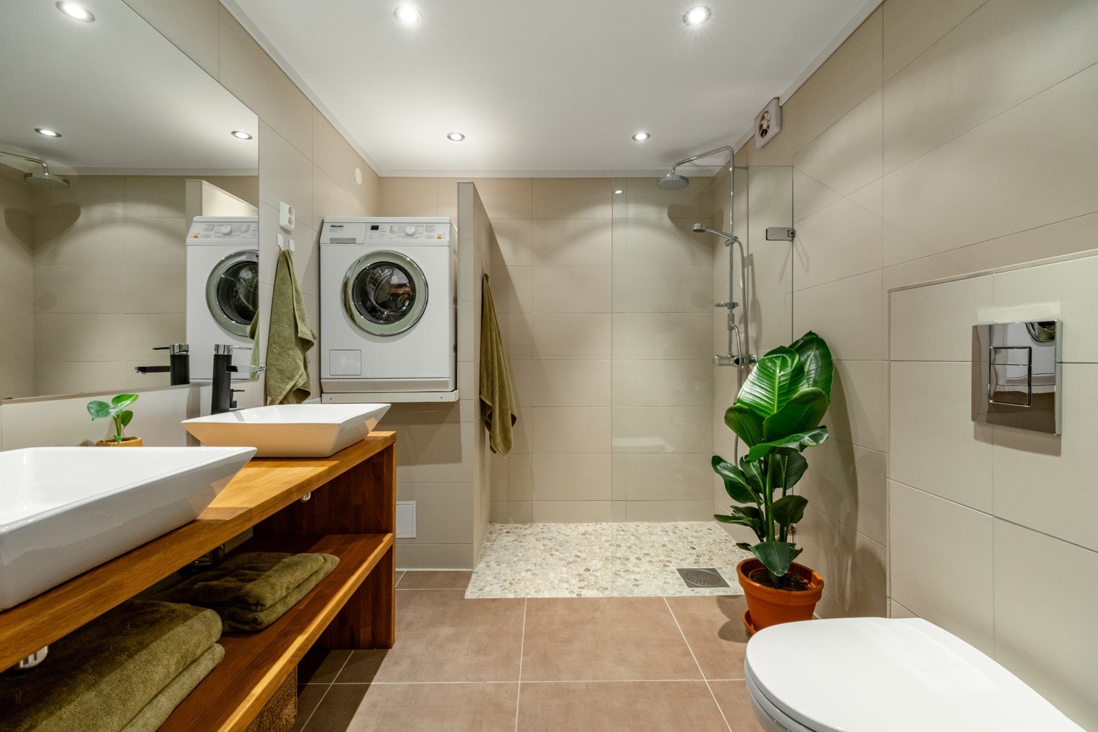 Nå som høsten kommer smygende, er det veldig deilig å kjenne varmen i gulvet på badet... Galleribilde