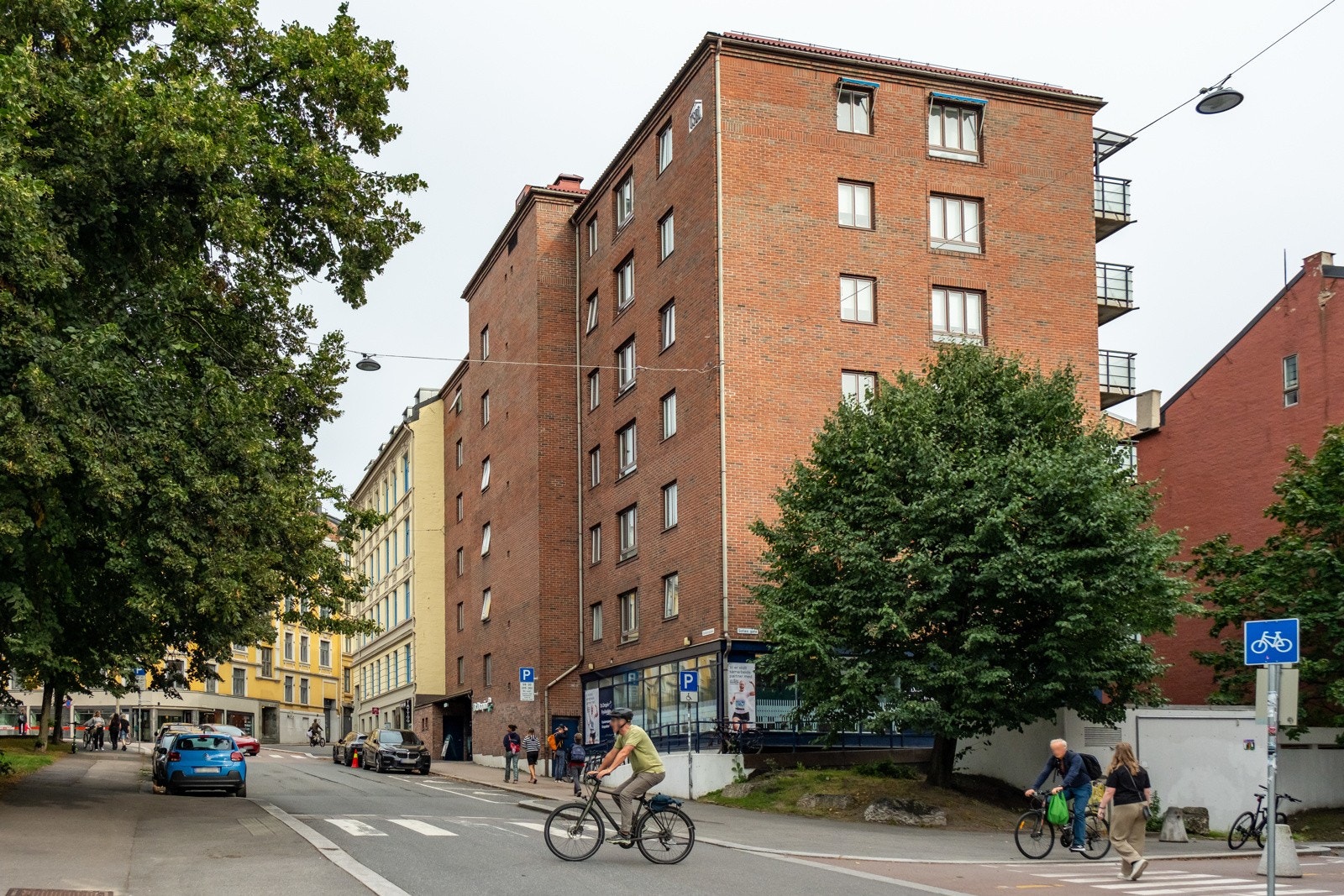 Vi liker blandingen av byggestiler i gata. Borettslaget holder til i denne gården fra 1980-tallet. Flere av naboene er alt fra litt mer jålete bygårder fra århundreskiftet, til strengere 1930-tallsbygg. Galleribilde