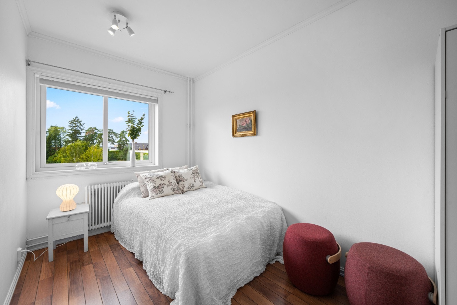 Det minste soverommet passer fint som barnerom, gjesterom eller kontor. Alt etter ønske og behov Galleribilde