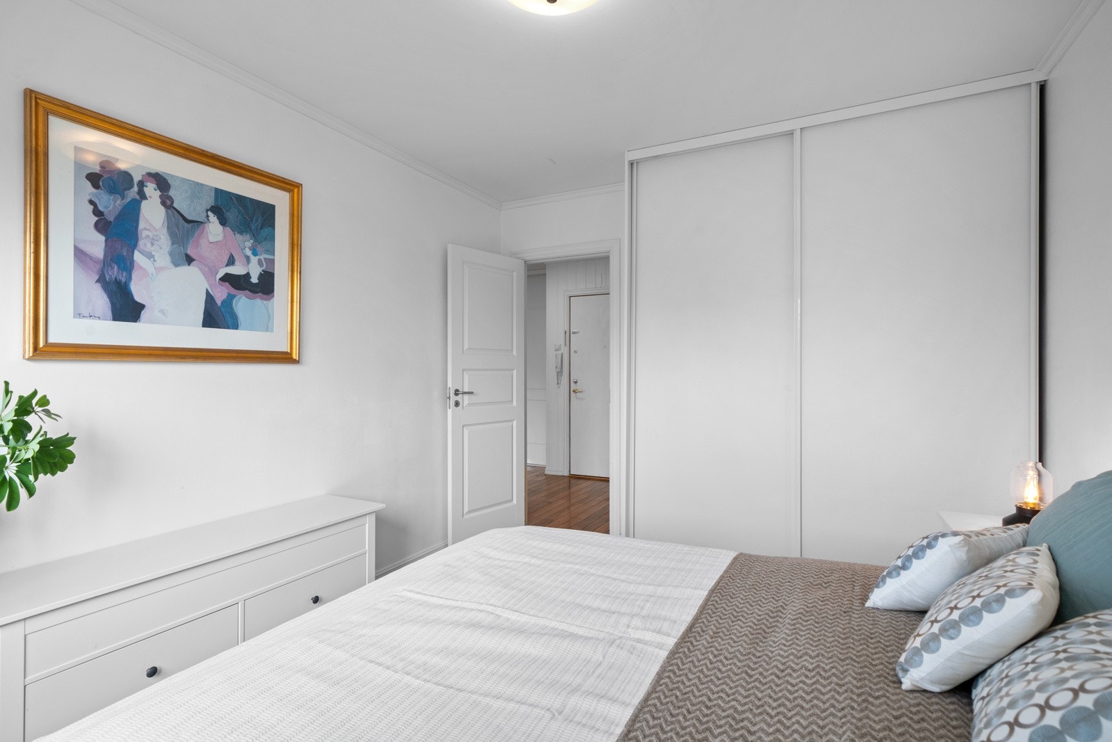 Hovedsoverommet har god plass til oppbevaring i garderobeskap med skyvedører Galleribilde