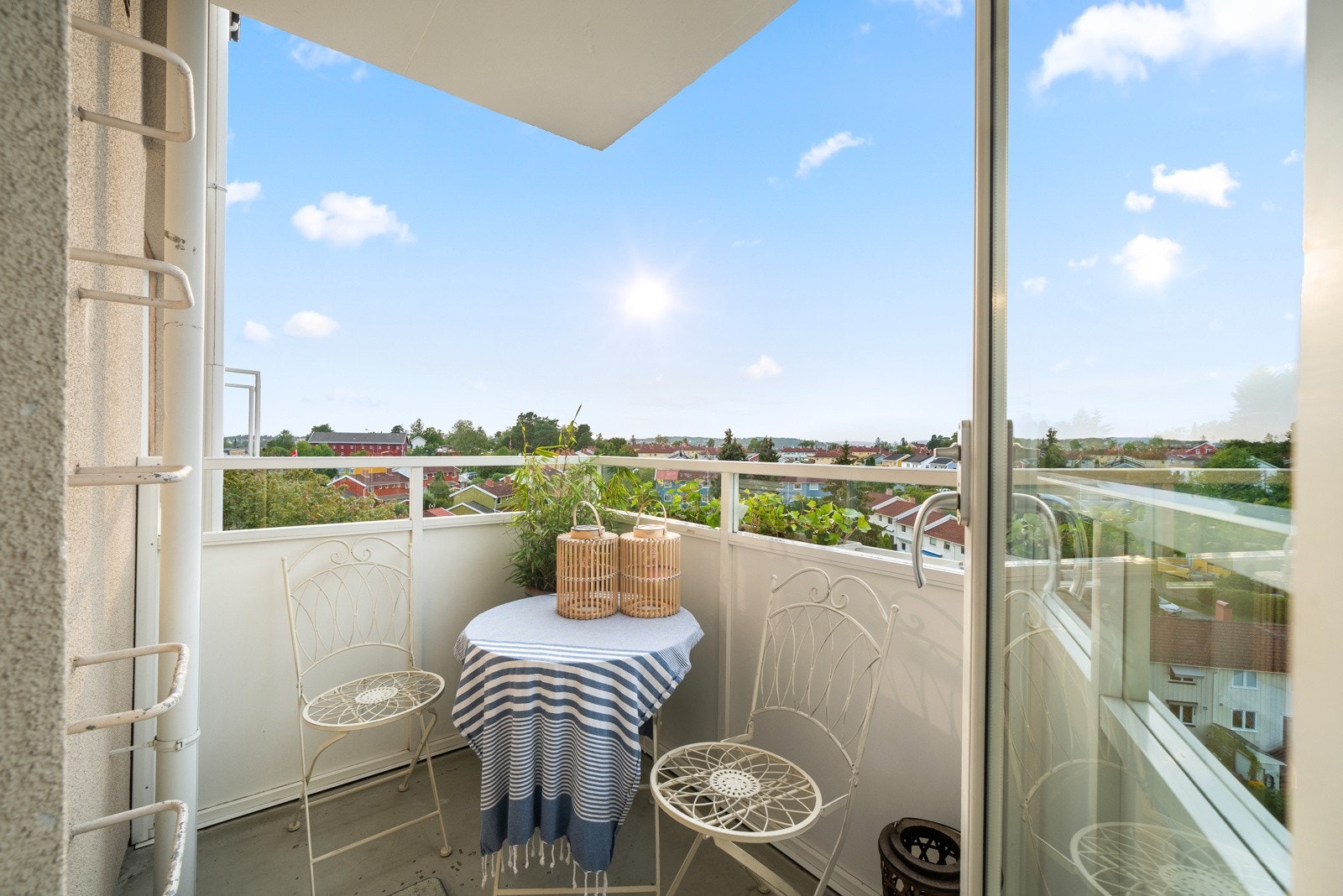 Fra stuen er det utgang til nordvestvendt balkong på 3 kvm Galleribilde