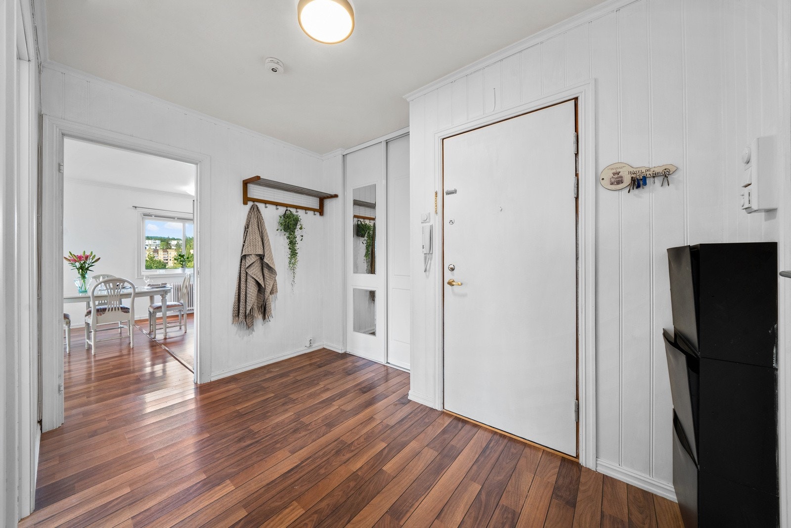 Leiligheten har en romslig og lys entré med god garderobeløsning, slik at du enkelt kan holde det ryddig og organisert Galleribilde