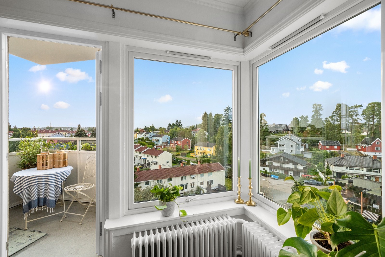 I stuen er det store vindusflater i front som bidrar til godt med naturlig lys Galleribilde