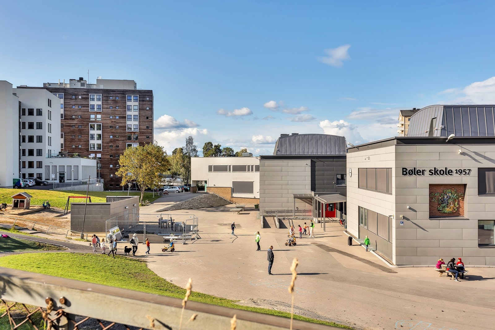 Fra boligen har man kort gangavstand til flere barnehager, både private og offentlige. Det er ca. åtte minutters gangavstand til Bøler skole Galleribilde