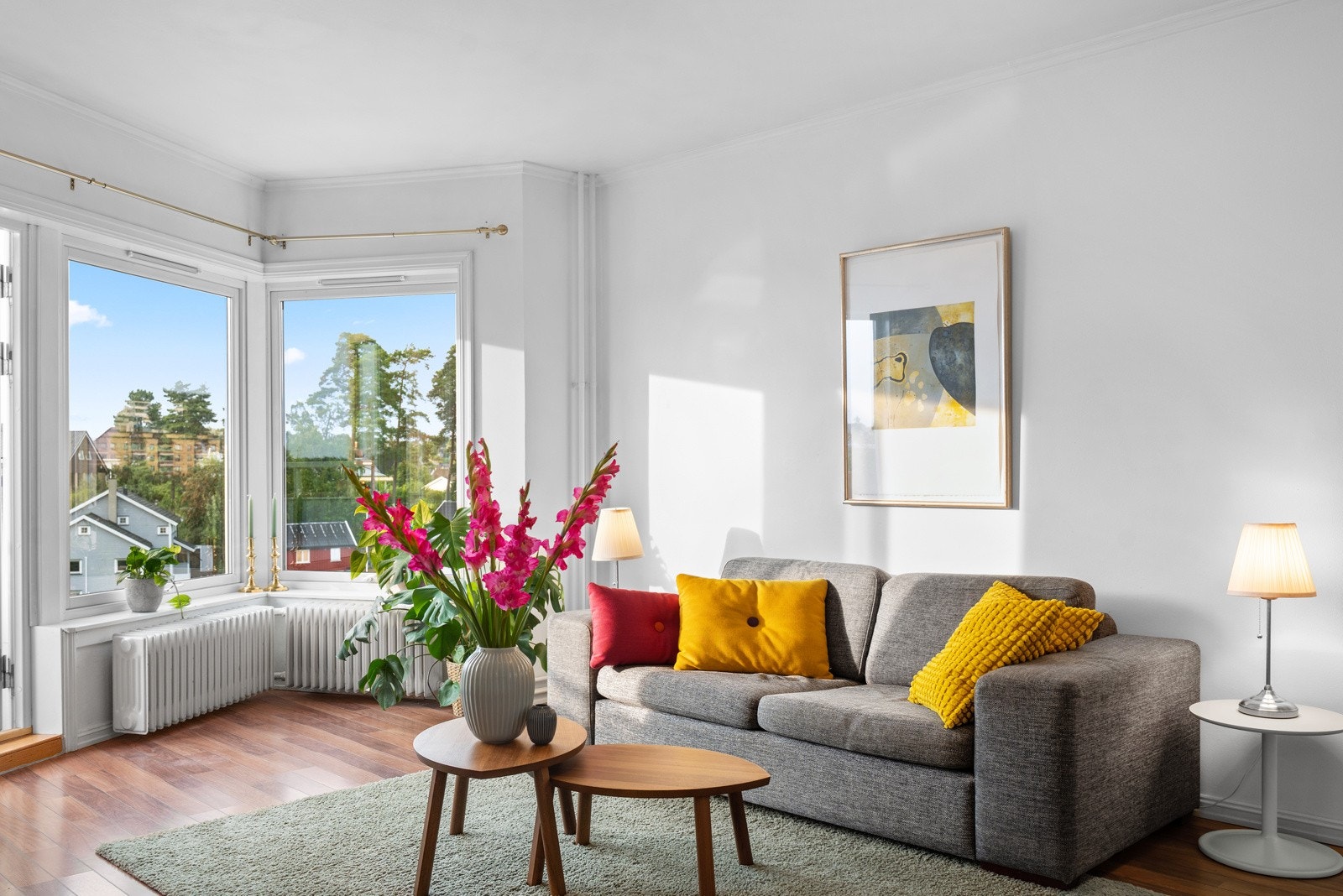 En lys 3-roms selveierleilighet med balkong og utsikt Galleribilde