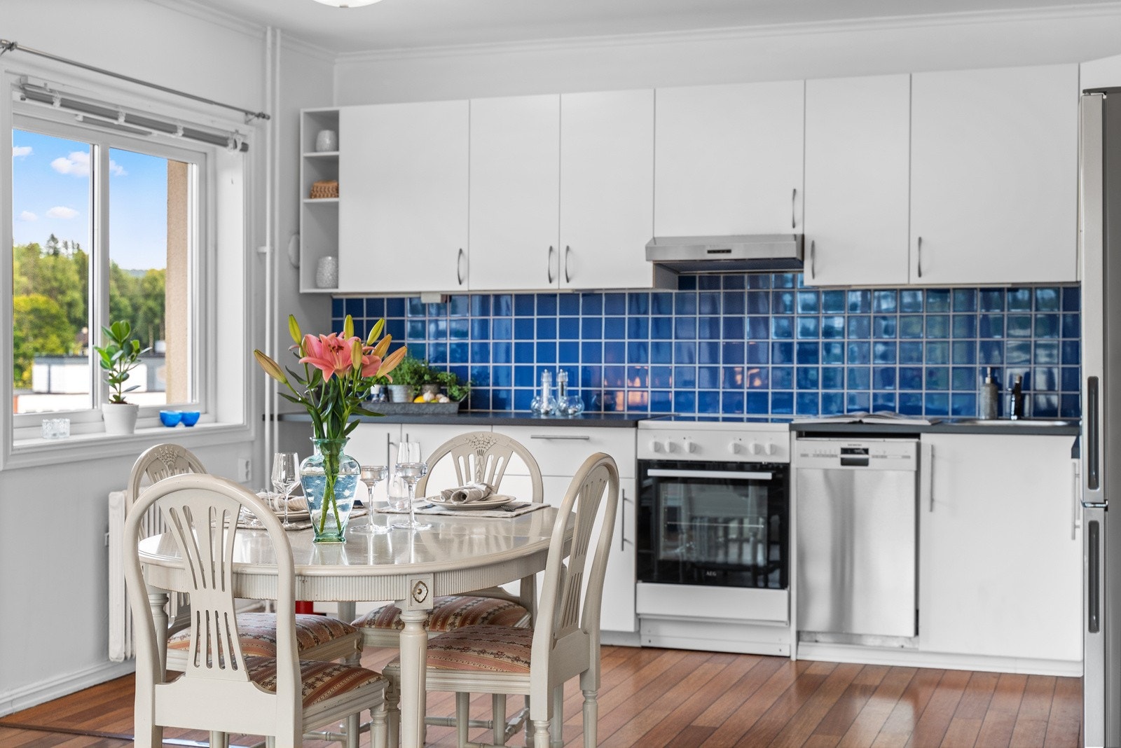 Kjøkkeninnredningen er utformet i L-form og har lyse fronter med laminert benkeplate Galleribilde