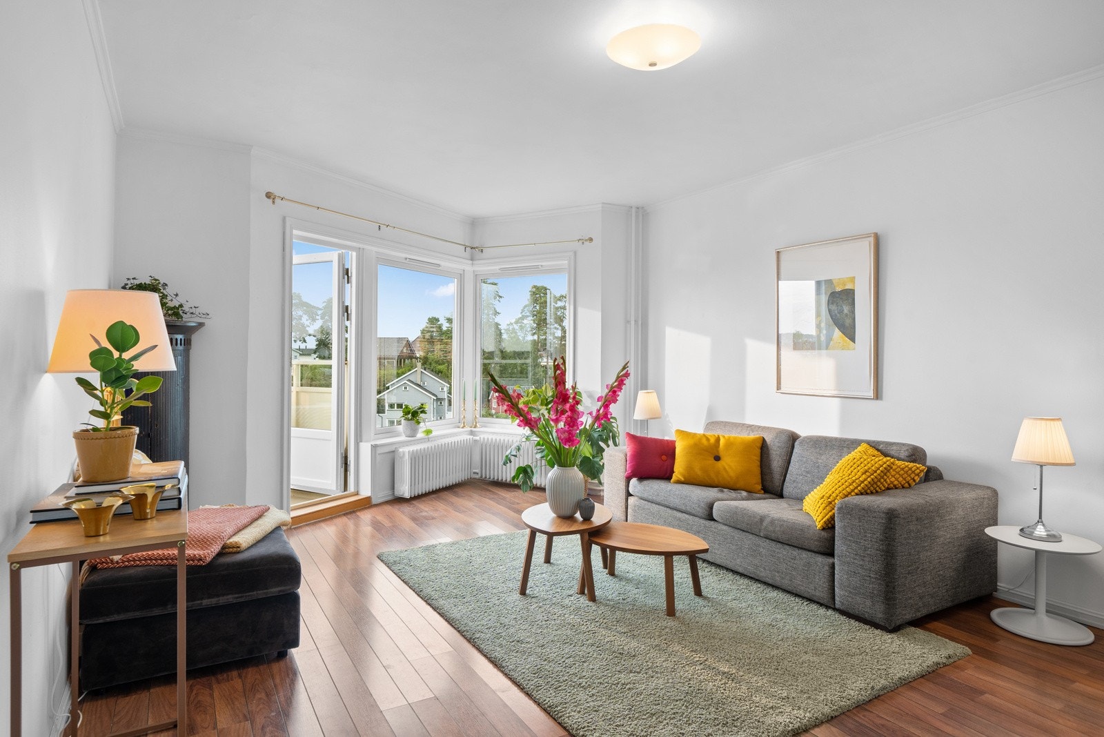 I stuen er det god plass til sofa- og spisegruppe Galleribilde