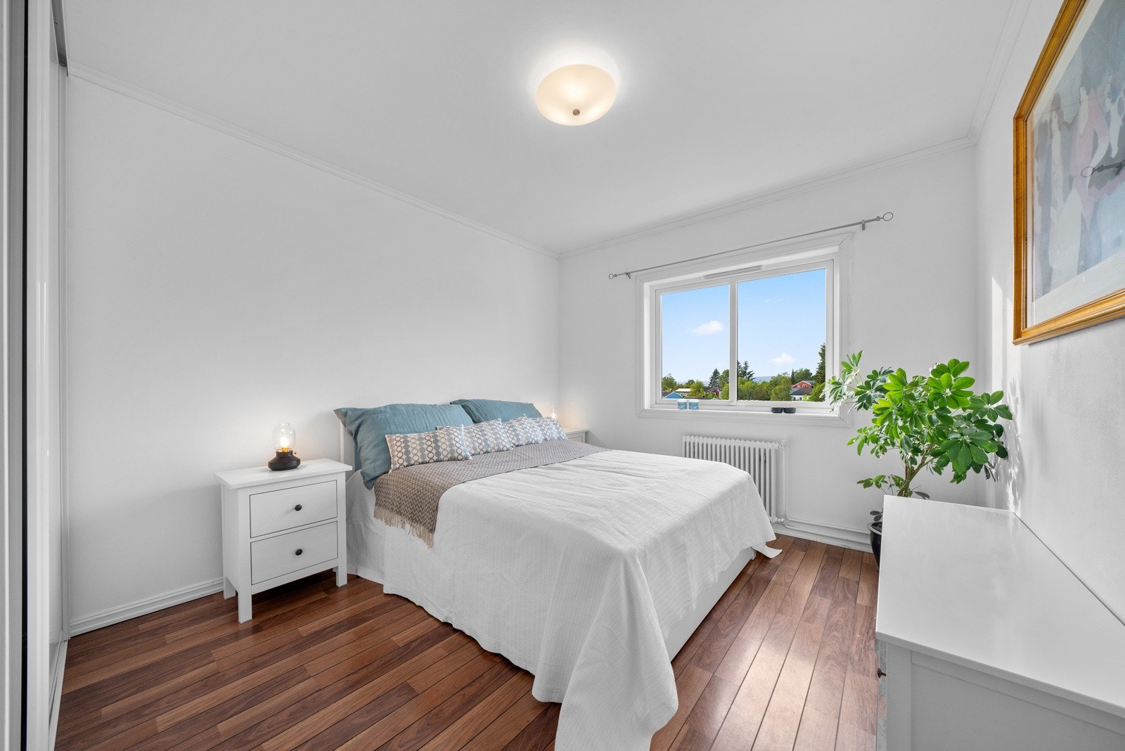 Leiligheten har to romslige soverom, begge med plass til seng og garderobeløsning Galleribilde