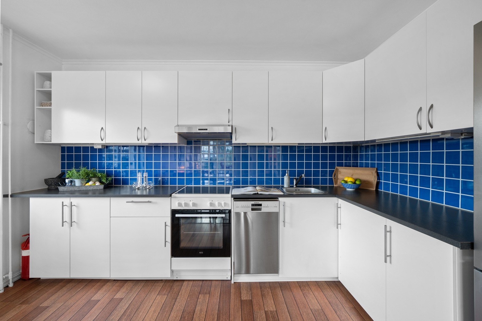 Innredningen har godt med skapplass i både benke- og overskap Galleribilde