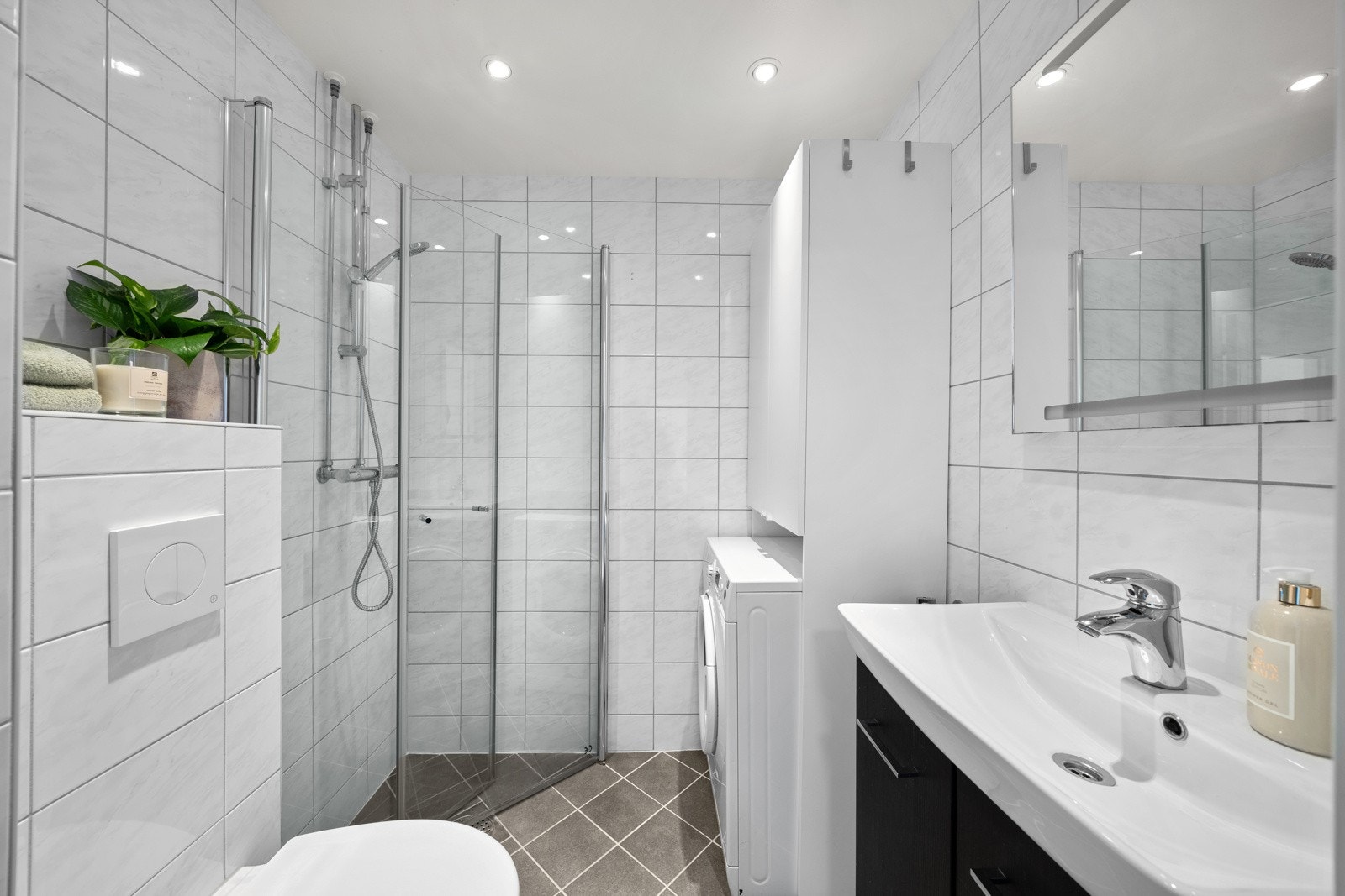 Flislagt baderom som ble rehabilitert i regi av sameiet i 2014. Det er varme i gulvet og montert downlights i himling Galleribilde